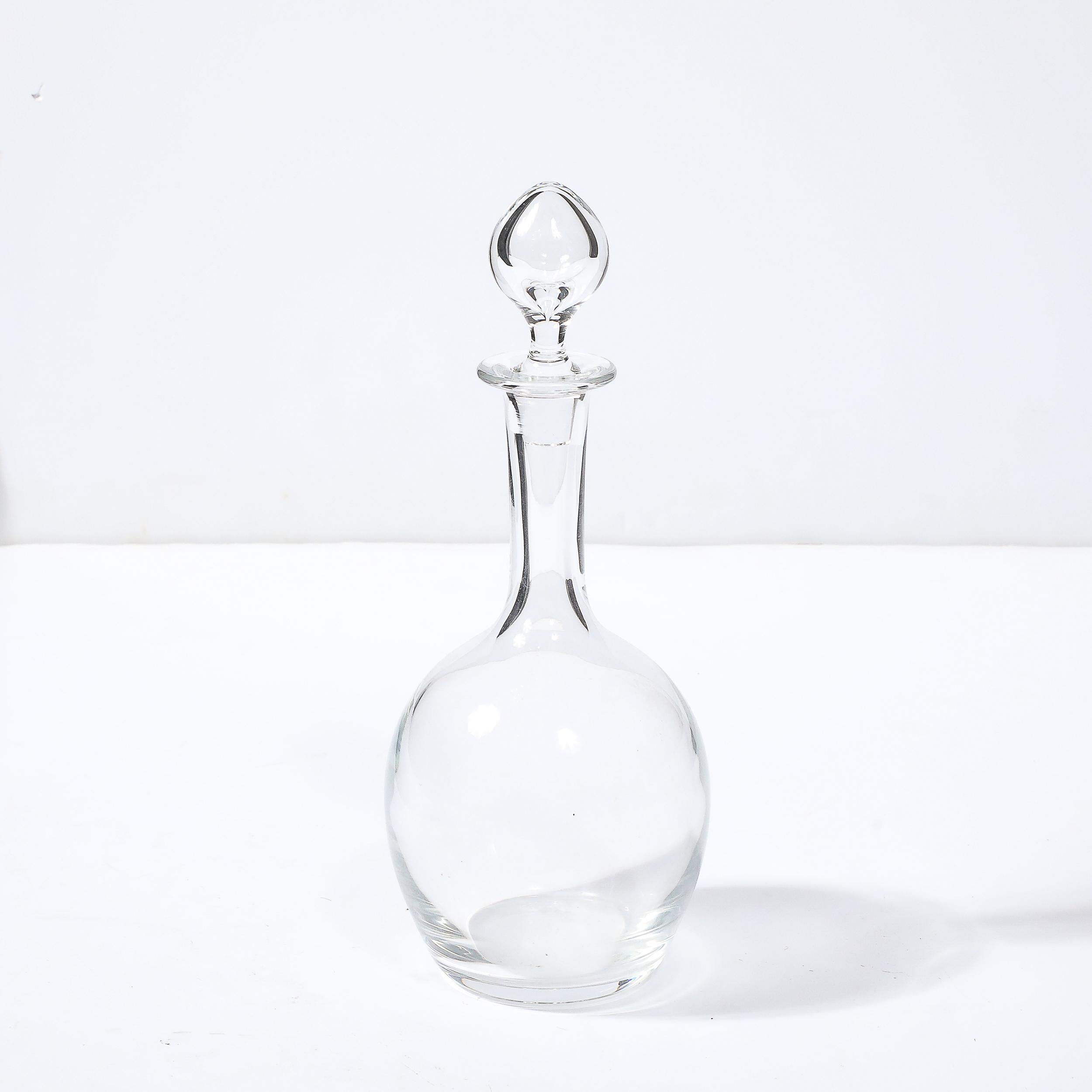 Mid-Century moderno Decanter di cristallo modernista di metà secolo con tappo a goccia firmato Baccarat in vendita