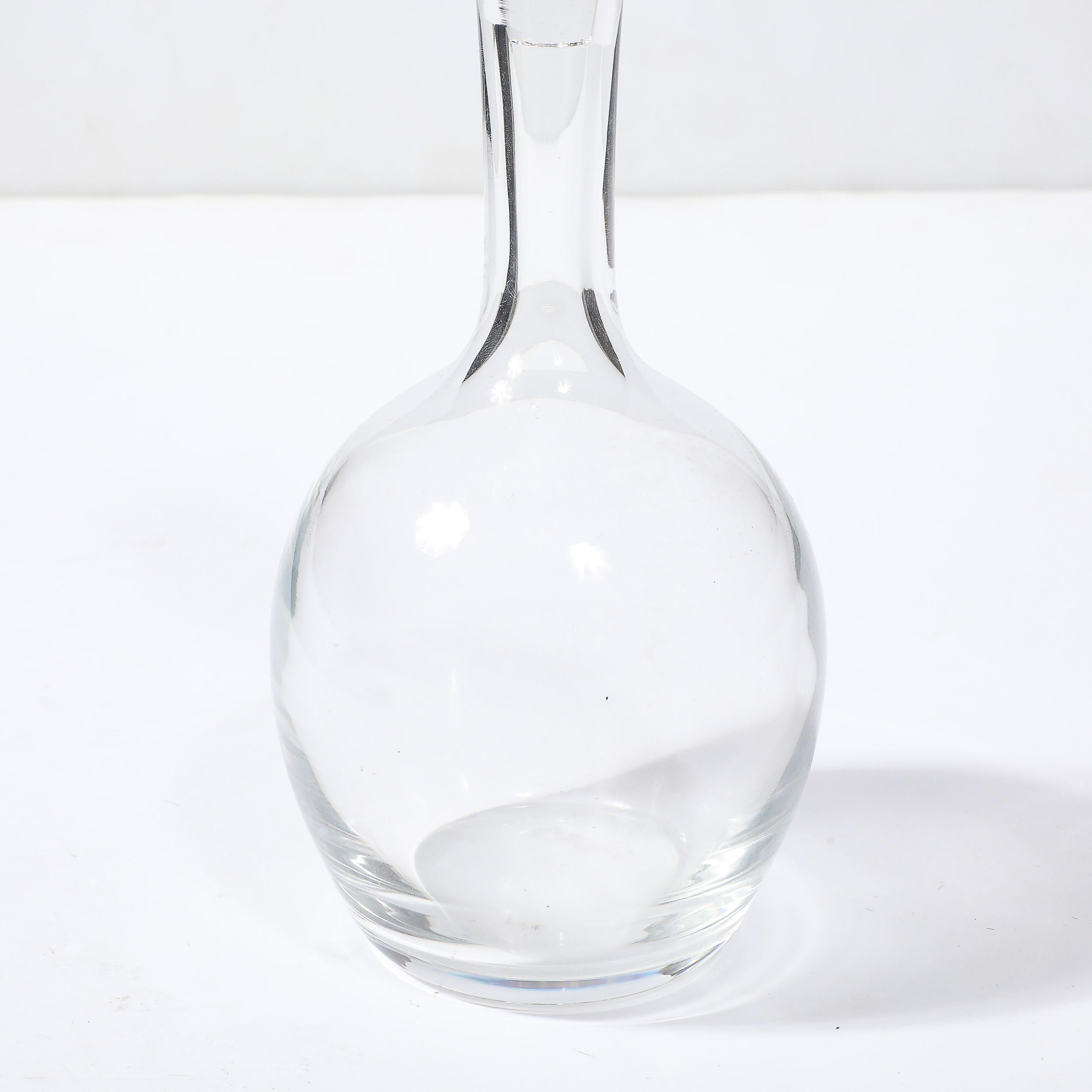 Metà XX secolo Decanter di cristallo modernista di metà secolo con tappo a goccia firmato Baccarat in vendita