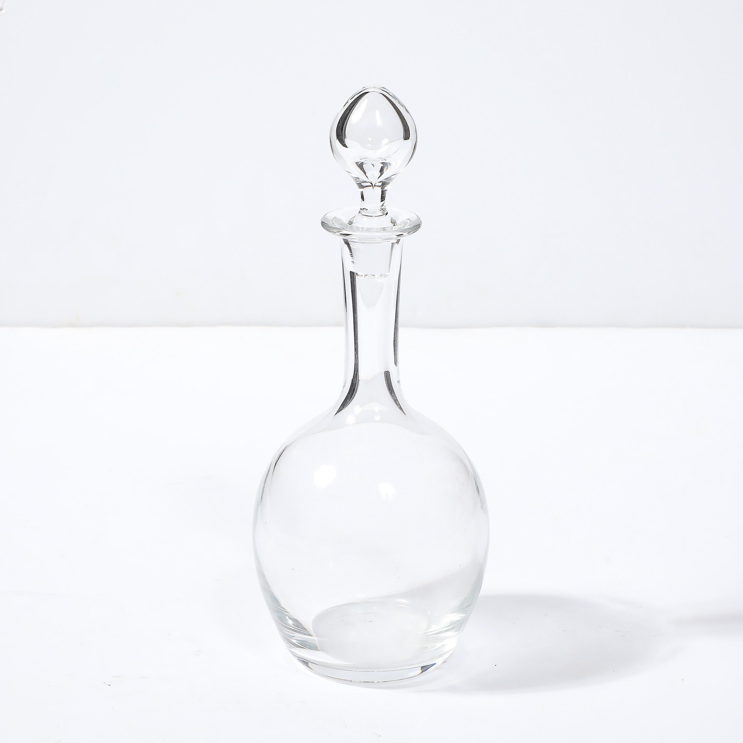Cristallo Decanter di cristallo modernista di metà secolo con tappo a goccia firmato Baccarat in vendita