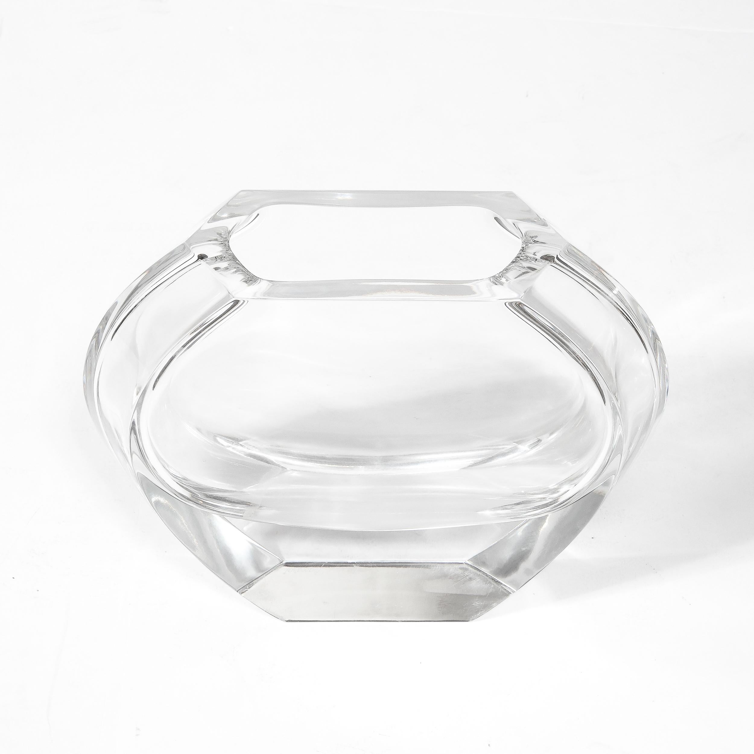 Vase en cristal moderniste du milieu du siècle dernier à base hexagonale et côtés plats signé Baccarat en vente 3