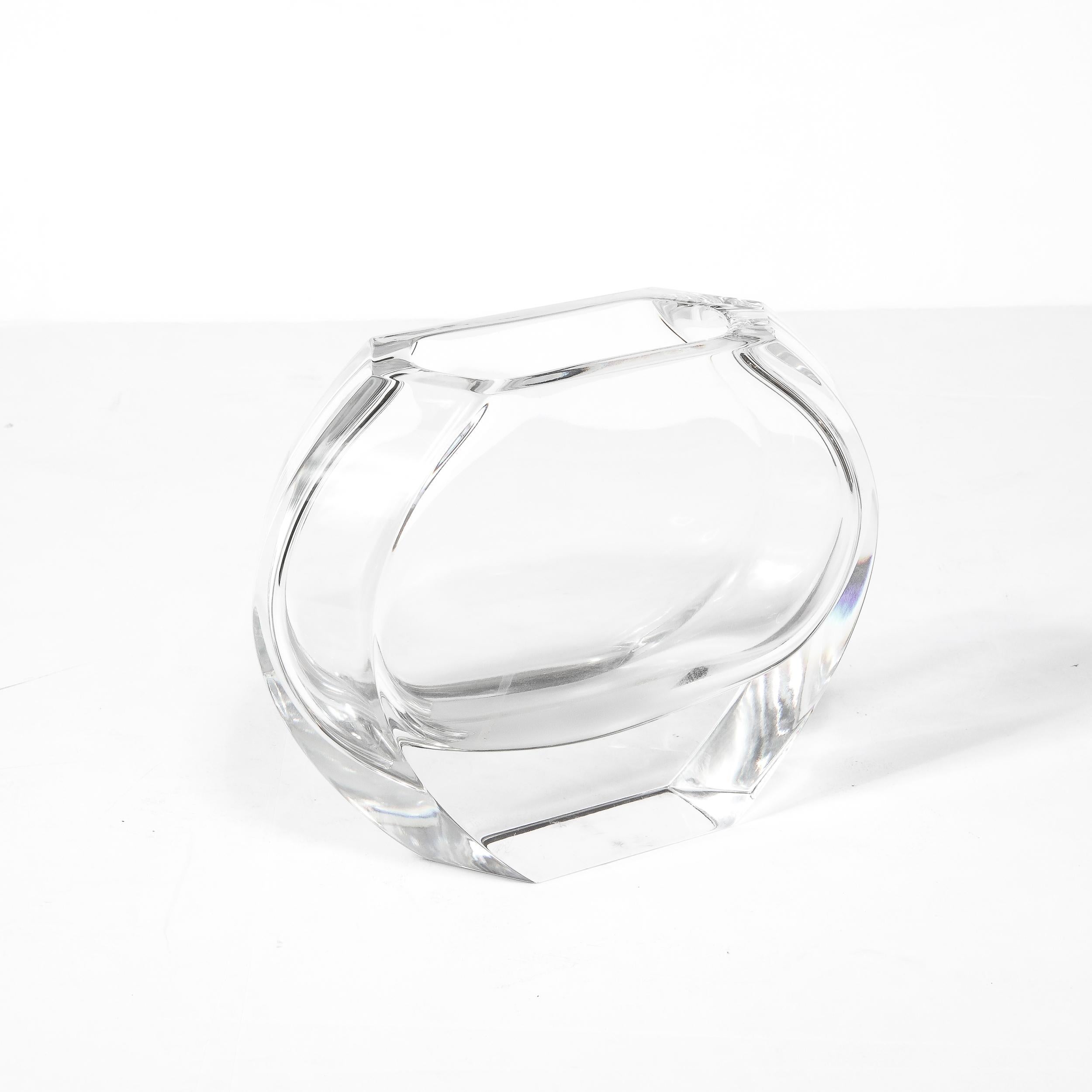 Vase en cristal moderniste du milieu du siècle dernier à base hexagonale et côtés plats signé Baccarat en vente 4