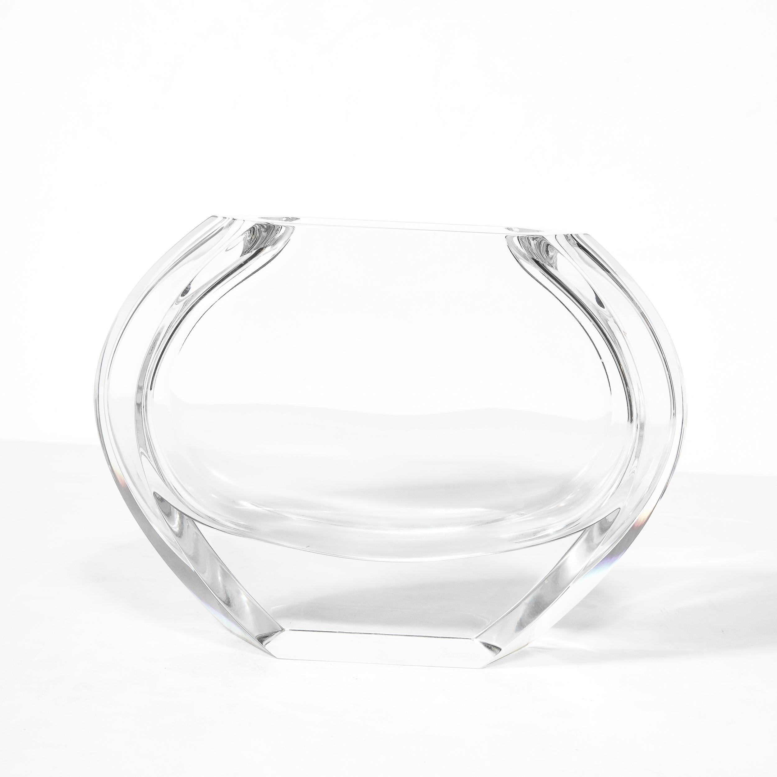 Français Vase en cristal moderniste du milieu du siècle dernier à base hexagonale et côtés plats signé Baccarat en vente