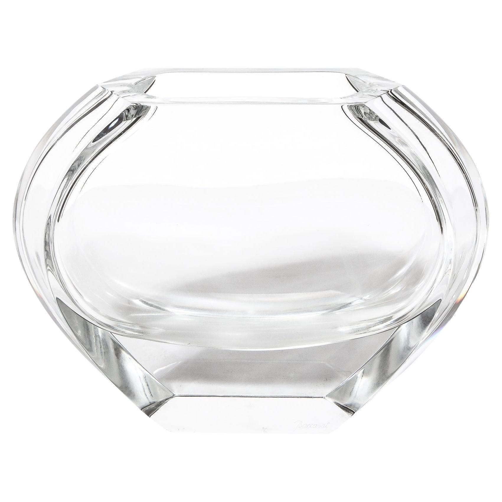 Vase en cristal moderniste du milieu du siècle dernier à base hexagonale et côtés plats signé Baccarat