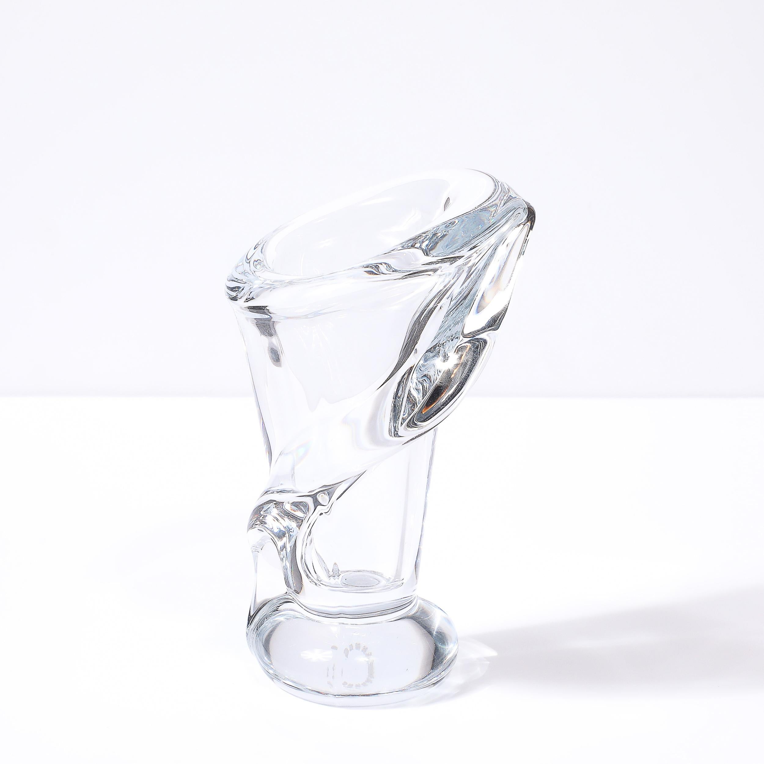 Este llamativo jarrón de cristal moderno de mediados de siglo de Art Vannes, creado hacia 1960, ejemplifica la elegancia y la artesanía del diseño francés de la época. El jarrón se define por su forma amorfa de hélice única, que presenta una
