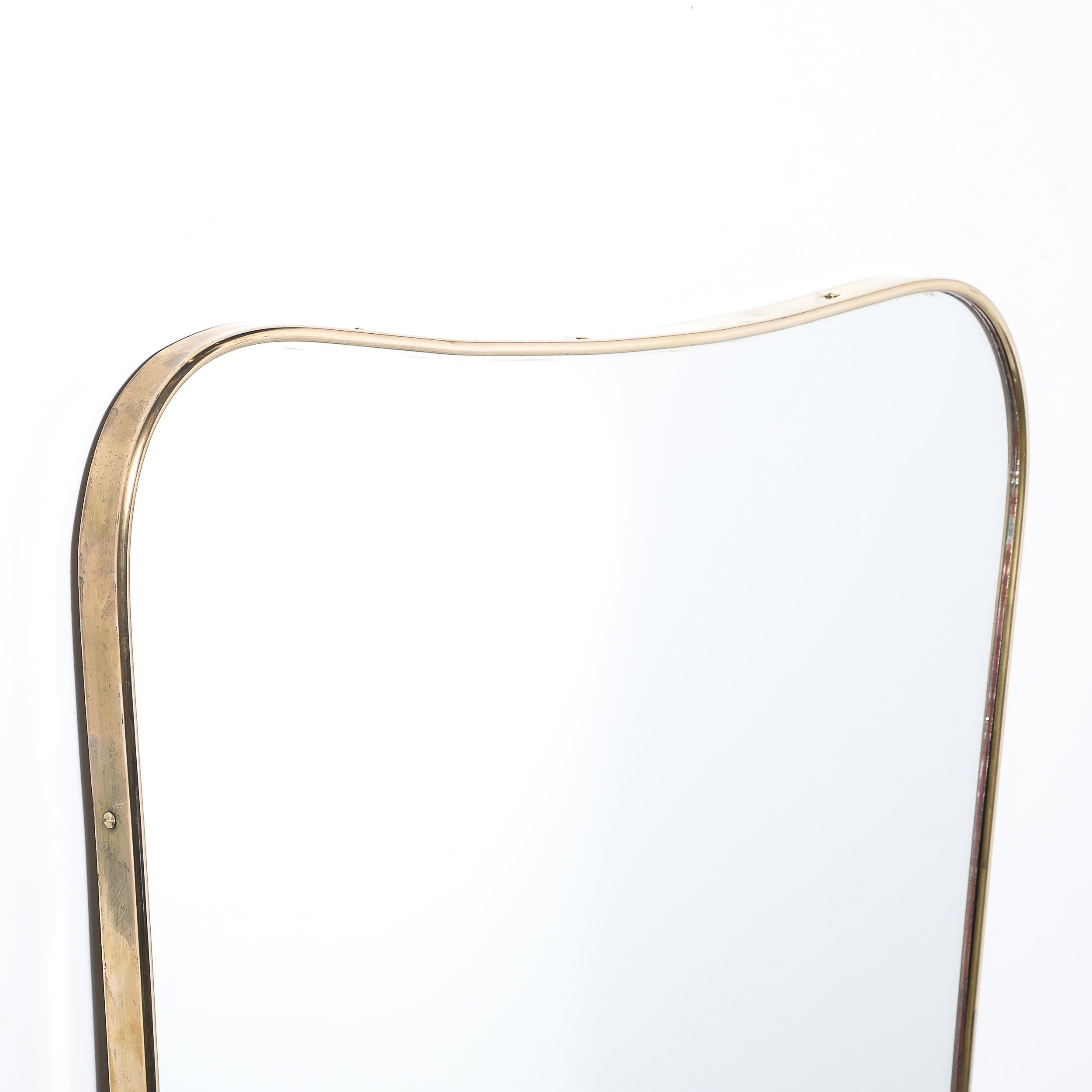 Mid-Century Modern Miroir enroulé en laiton de forme curviligne du milieu du siècle dernier en vente