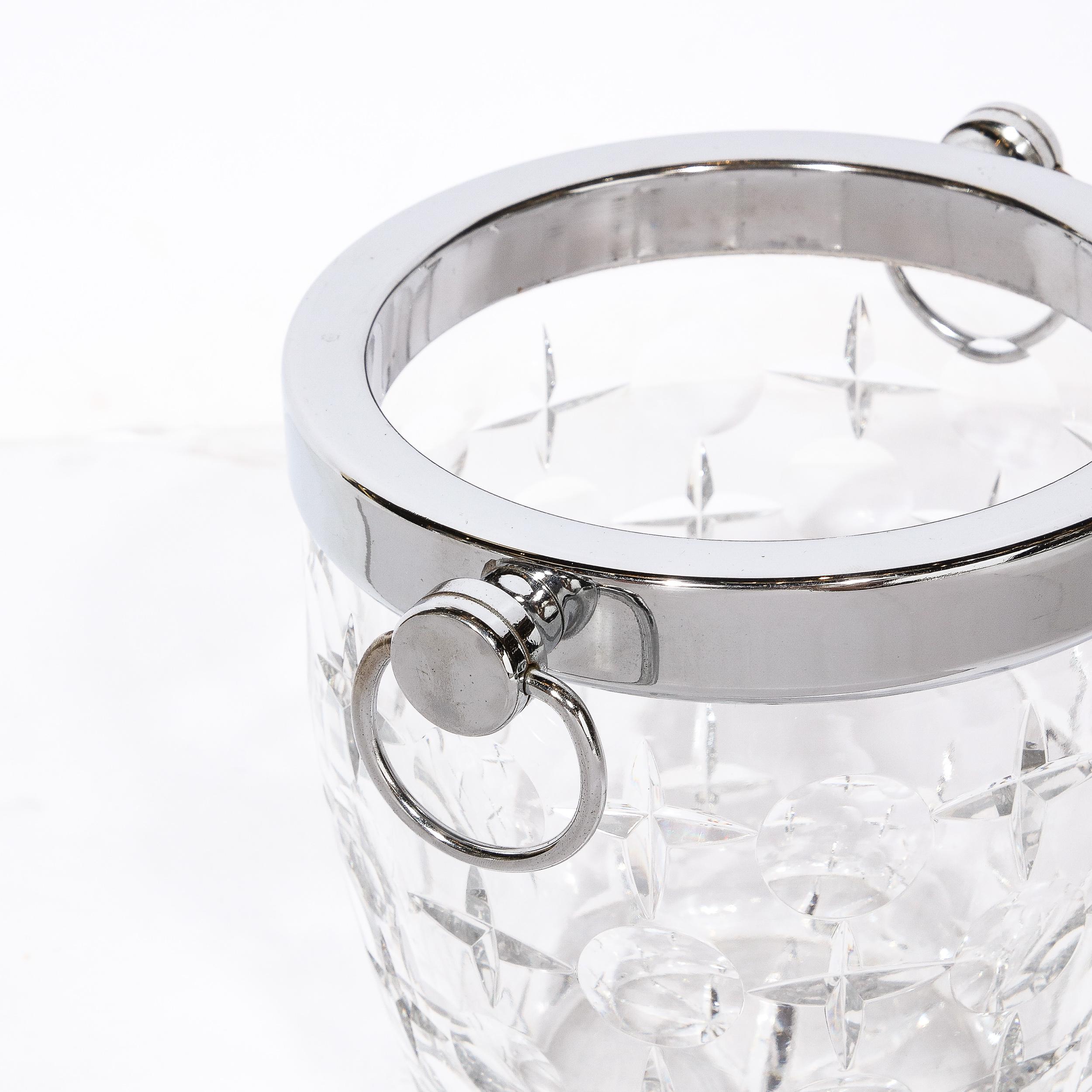 Seau à glace en cristal taillé de style moderniste du milieu du siècle avec raccords chromés et poignées Looping en vente 5