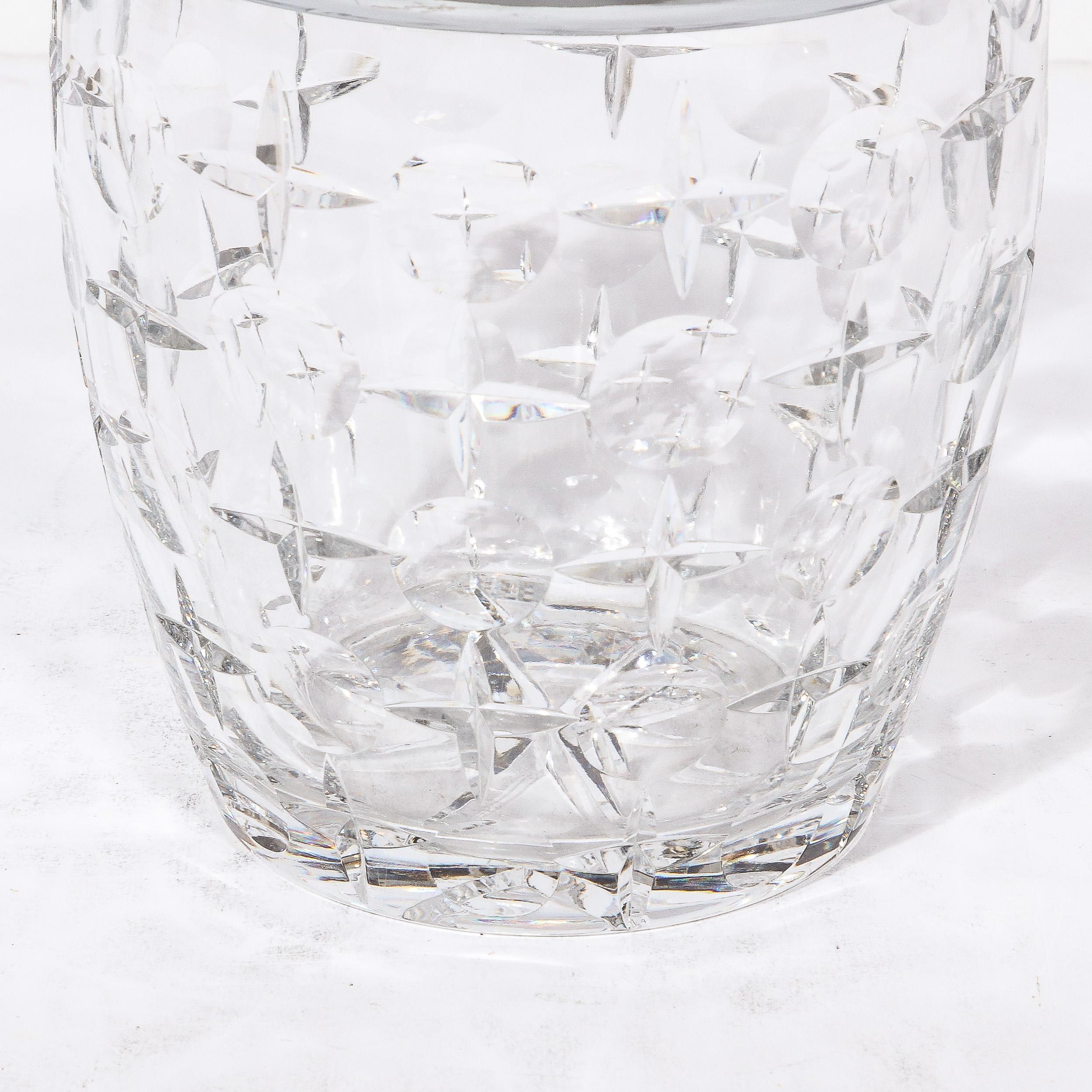 Mid-Century Modern Seau à glace en cristal taillé de style moderniste du milieu du siècle avec raccords chromés et poignées Looping en vente