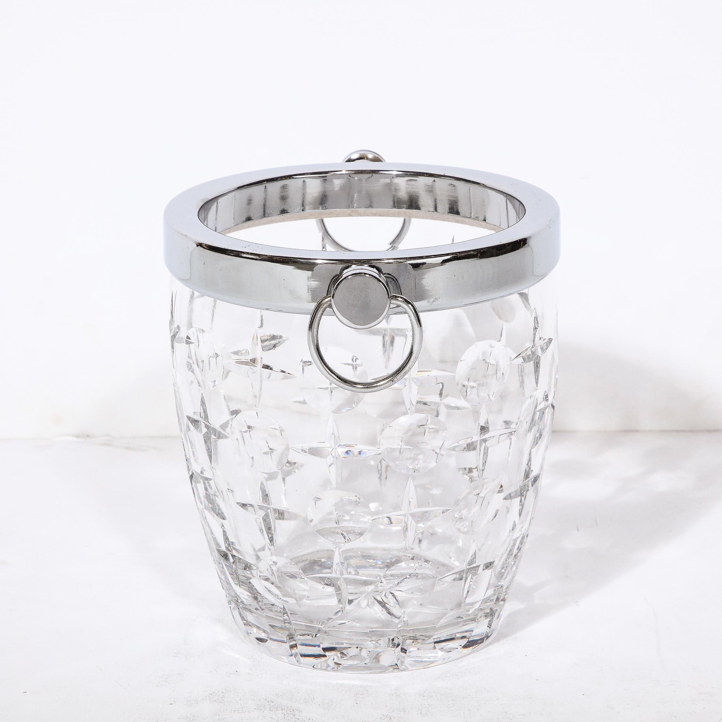 Milieu du XXe siècle Seau à glace en cristal taillé de style moderniste du milieu du siècle avec raccords chromés et poignées Looping en vente
