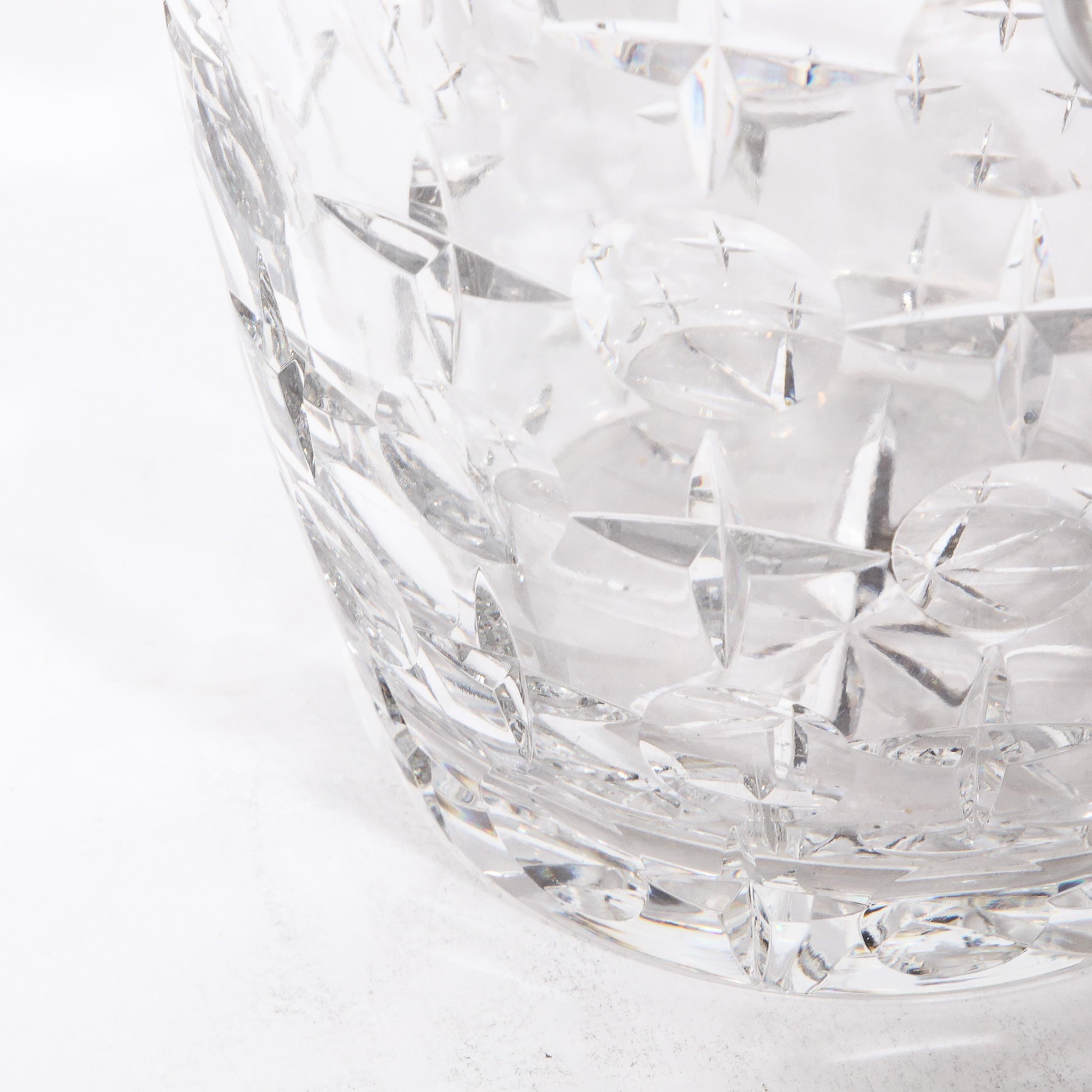 Cristal Seau à glace en cristal taillé de style moderniste du milieu du siècle avec raccords chromés et poignées Looping en vente