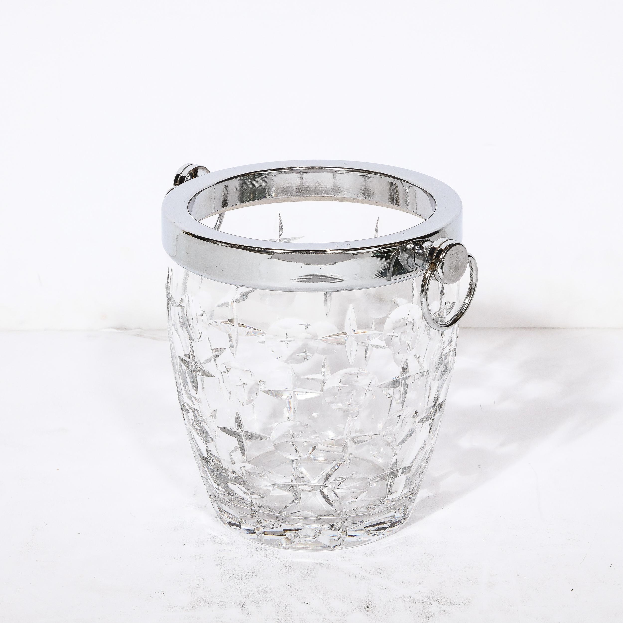 Seau à glace en cristal taillé de style moderniste du milieu du siècle avec raccords chromés et poignées Looping en vente 1
