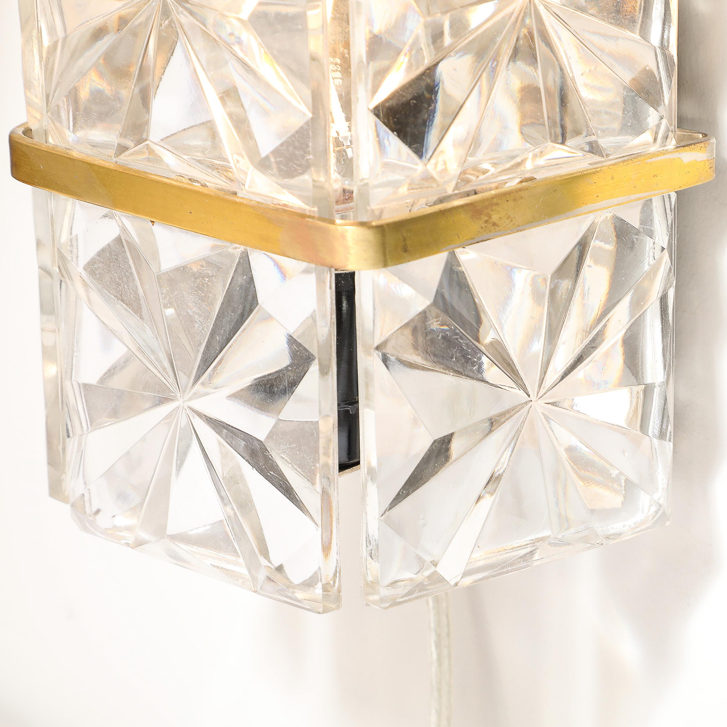 Lámpara de cristal tallado modernista de mediados de siglo con accesorios de latón by Kinkeldey Austríaco en venta