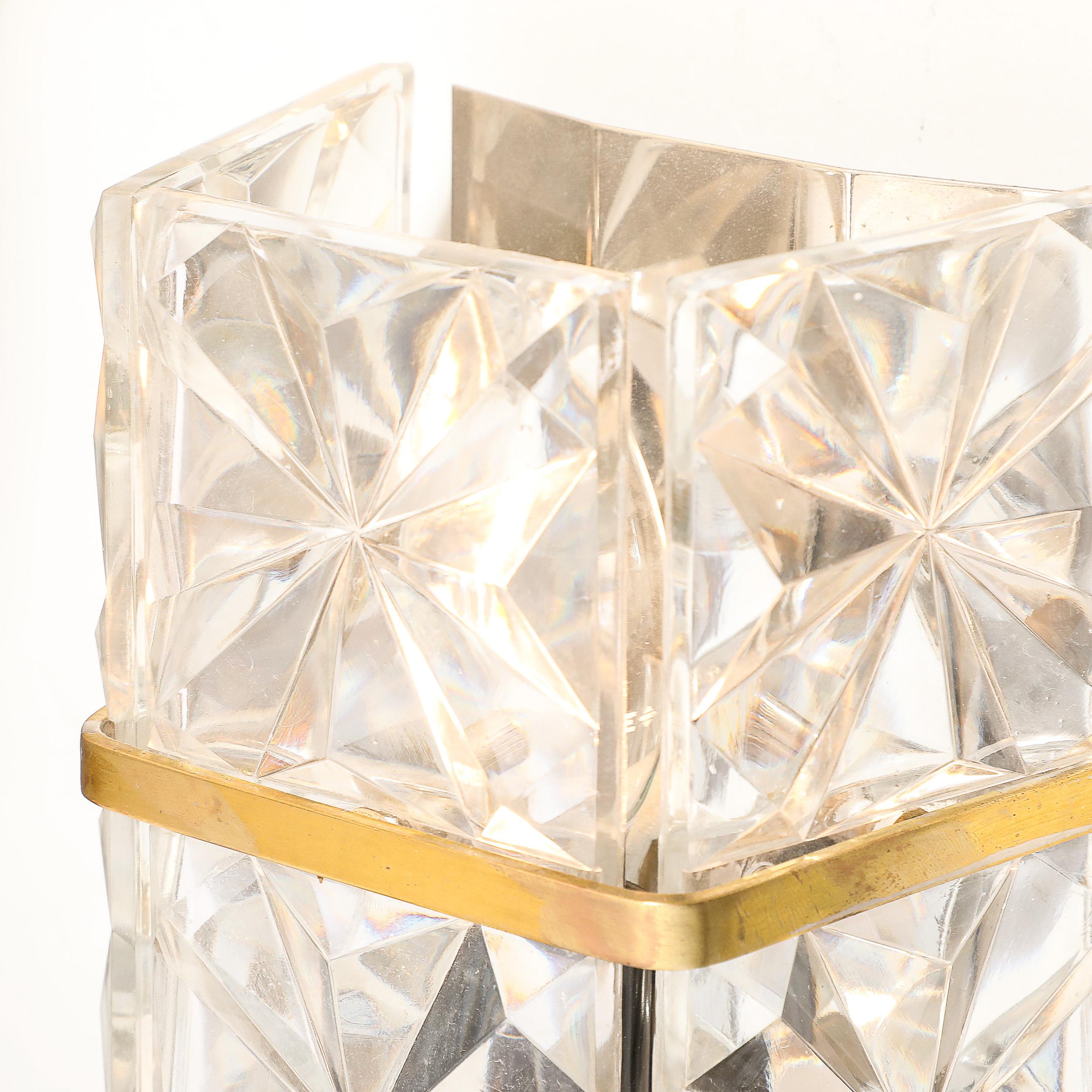 Lámpara de cristal tallado modernista de mediados de siglo con accesorios de latón by Kinkeldey en Excelente estado para la venta en New York, NY