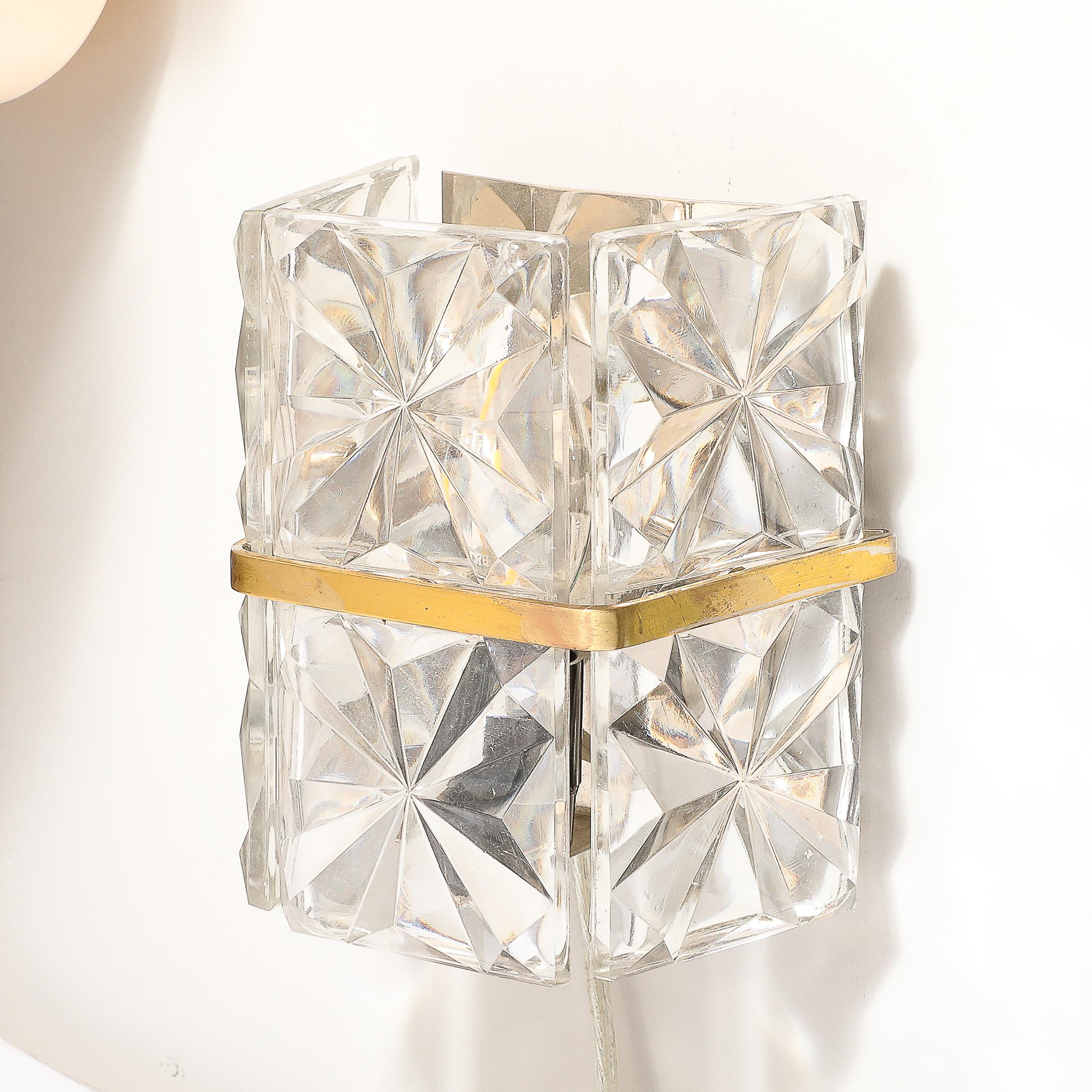 Lámpara de cristal tallado modernista de mediados de siglo con accesorios de latón by Kinkeldey mediados del siglo XX en venta
