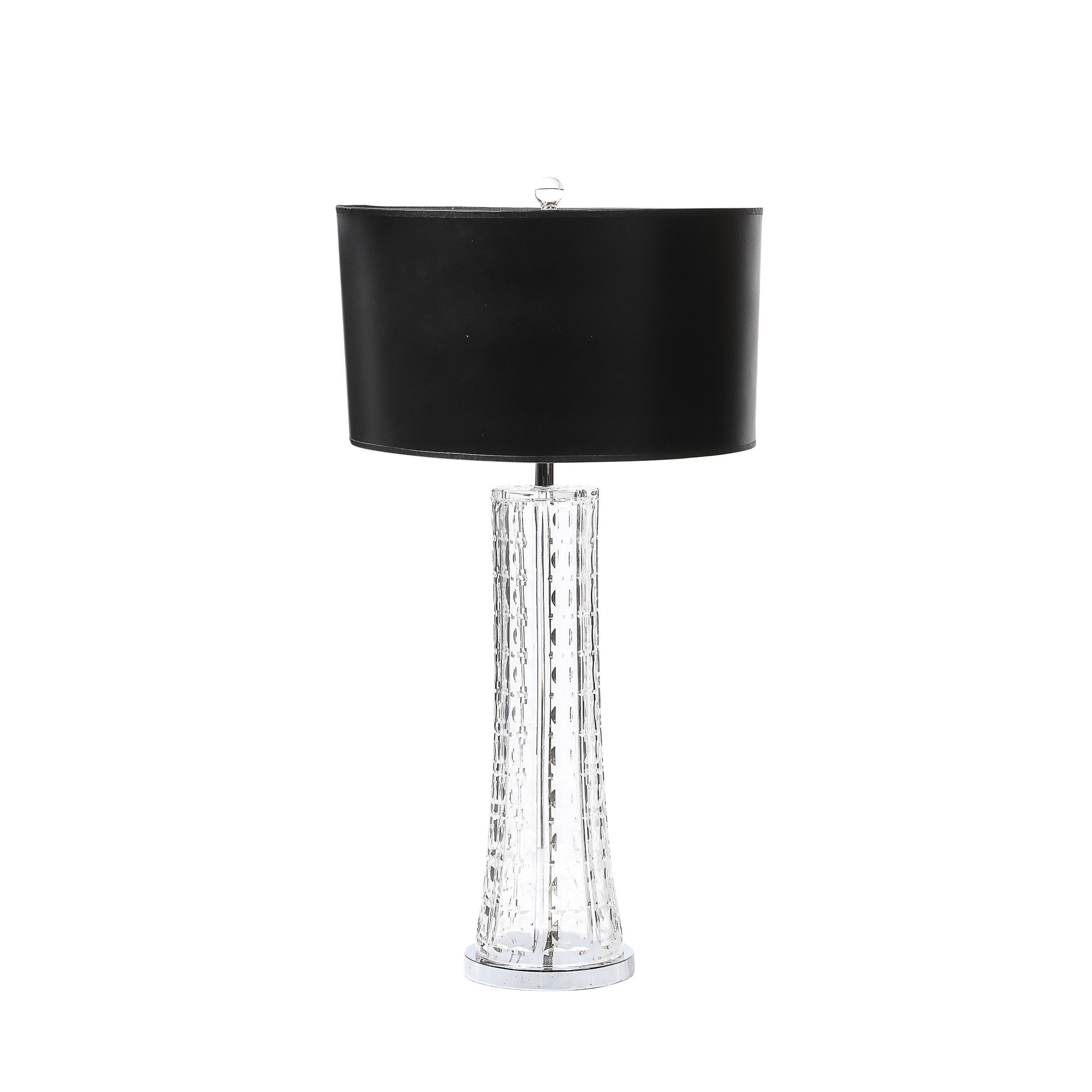 Ces exquises lampes de table en cristal taillé du milieu du siècle, originaires de France vers 1950, sont un exemple stupéfiant de l'élégance du design d'après-guerre. Chaque lampe présente des motifs complexes en cristal taillé qui captent et