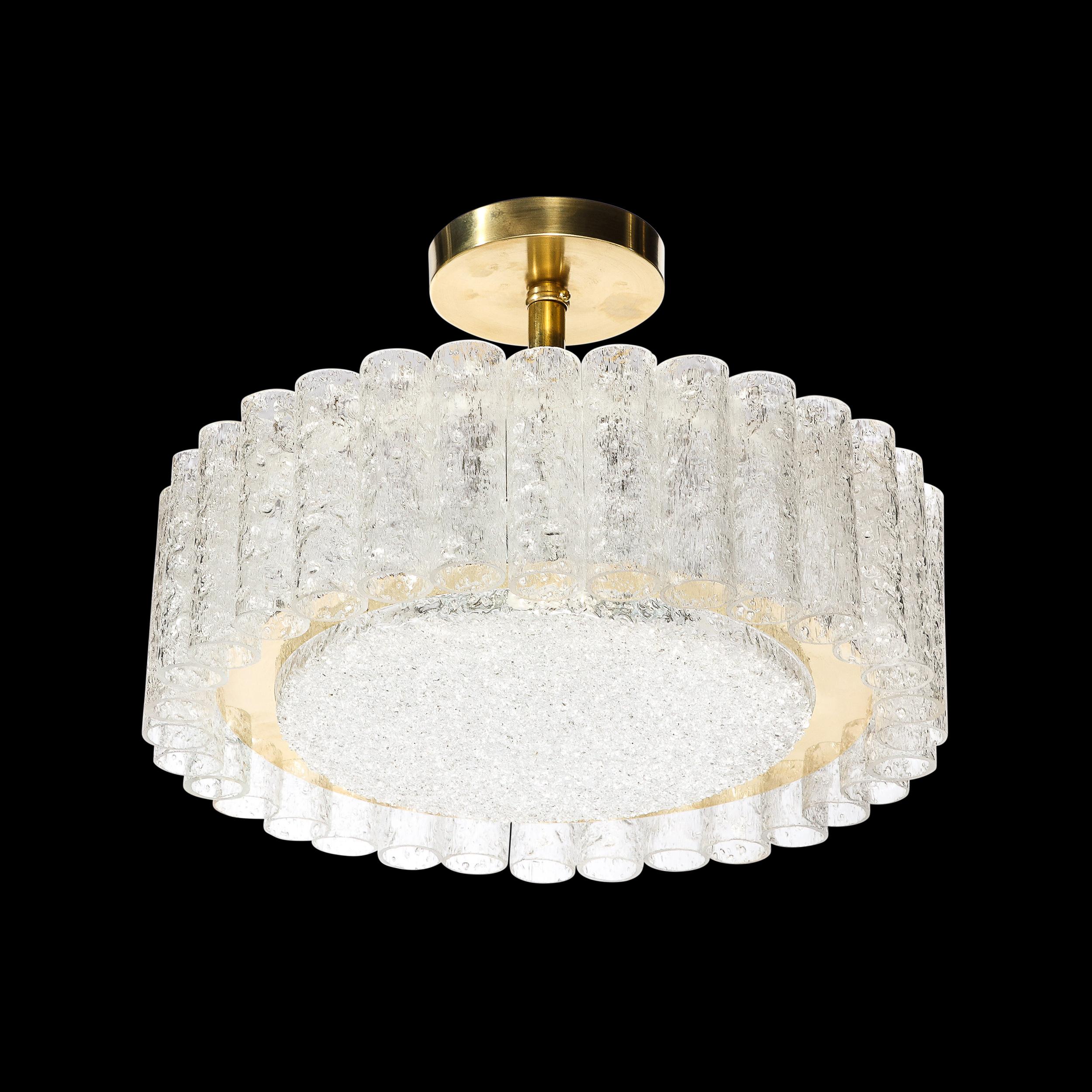 Questo sofisticato  Il lampadario circolare ad incasso del Mid-Century Modernist è stato creato da Doria Leuchten ed è originario dell'Austria, circa 1960. Presenta un'incantevole disposizione di elementi in vetro screziato e strutturato, con una