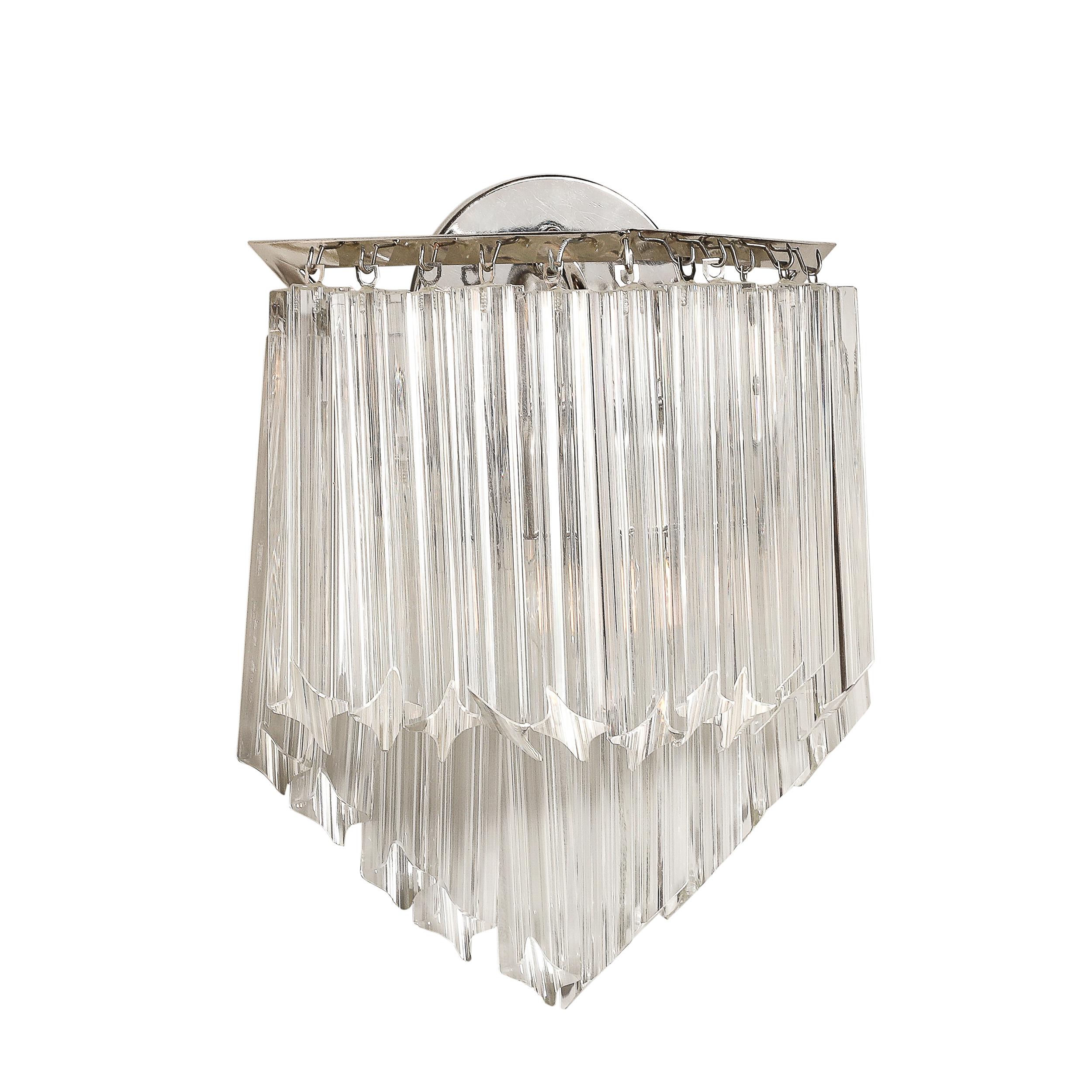 Cette paire d'appliques en verre de Murano Quadretti soufflé à la main, de forme diamant, de style moderniste du milieu du siècle, provient d'Italie, vers 1970. Elles présentent une composition triangulaire d'éléments en verre quadretti suspendus à