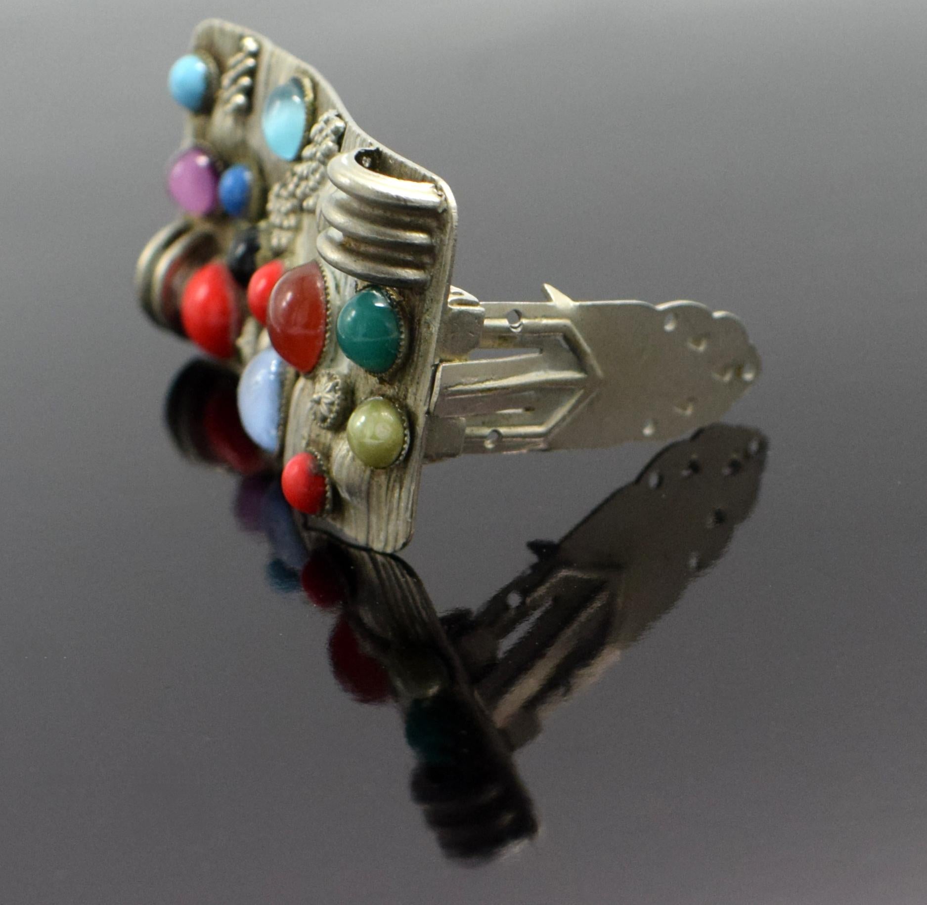 Stunning modernist dress clip with multi coloured and varying in size glass stones. I could wax lyrical all day about this dress clip but I think the images will be more eloquent in describing this fabulous piece. The detailing and intricacy in the
