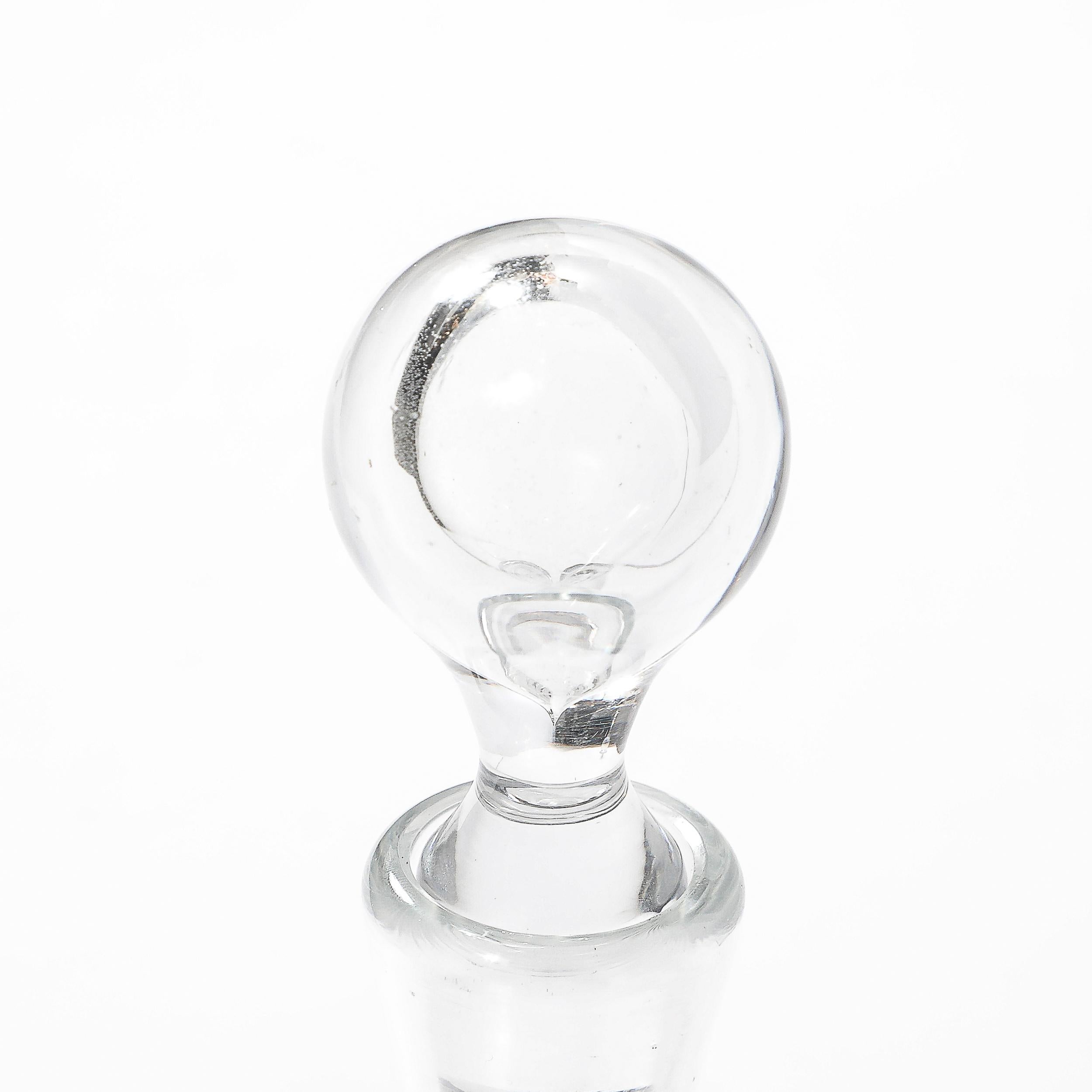 Este exquisito decantador de cristal modernista de mediados de siglo en forma de gota, creado por la legendaria casa francesa Baccarat hacia 1960, es un asombroso ejemplo de refinada elegancia y artesanía. Con una silueta elegante y orgánica que se