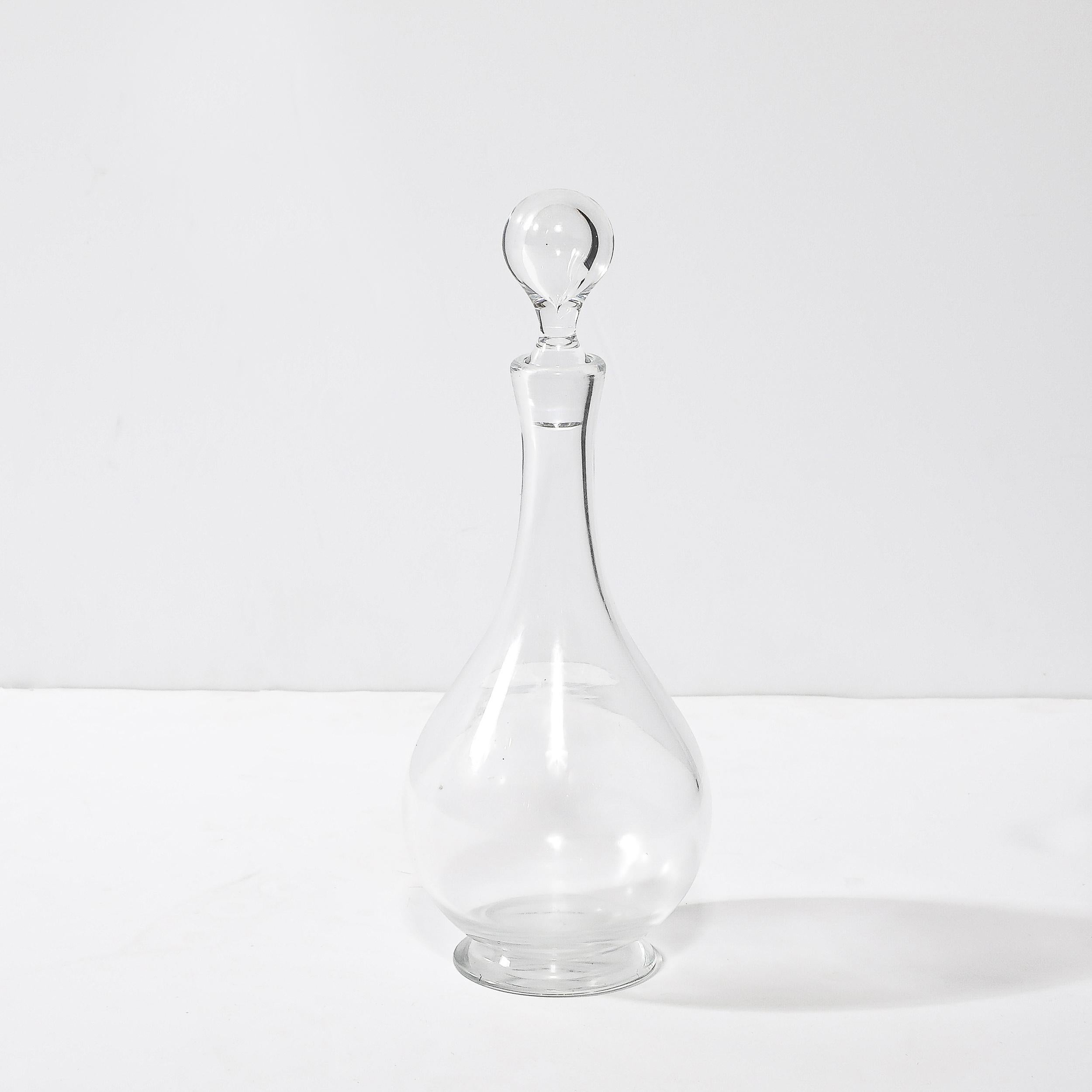 Decantador de cristal con forma de gota modernista de mediados de siglo firmado por Baccarat Moderno de mediados de siglo en venta