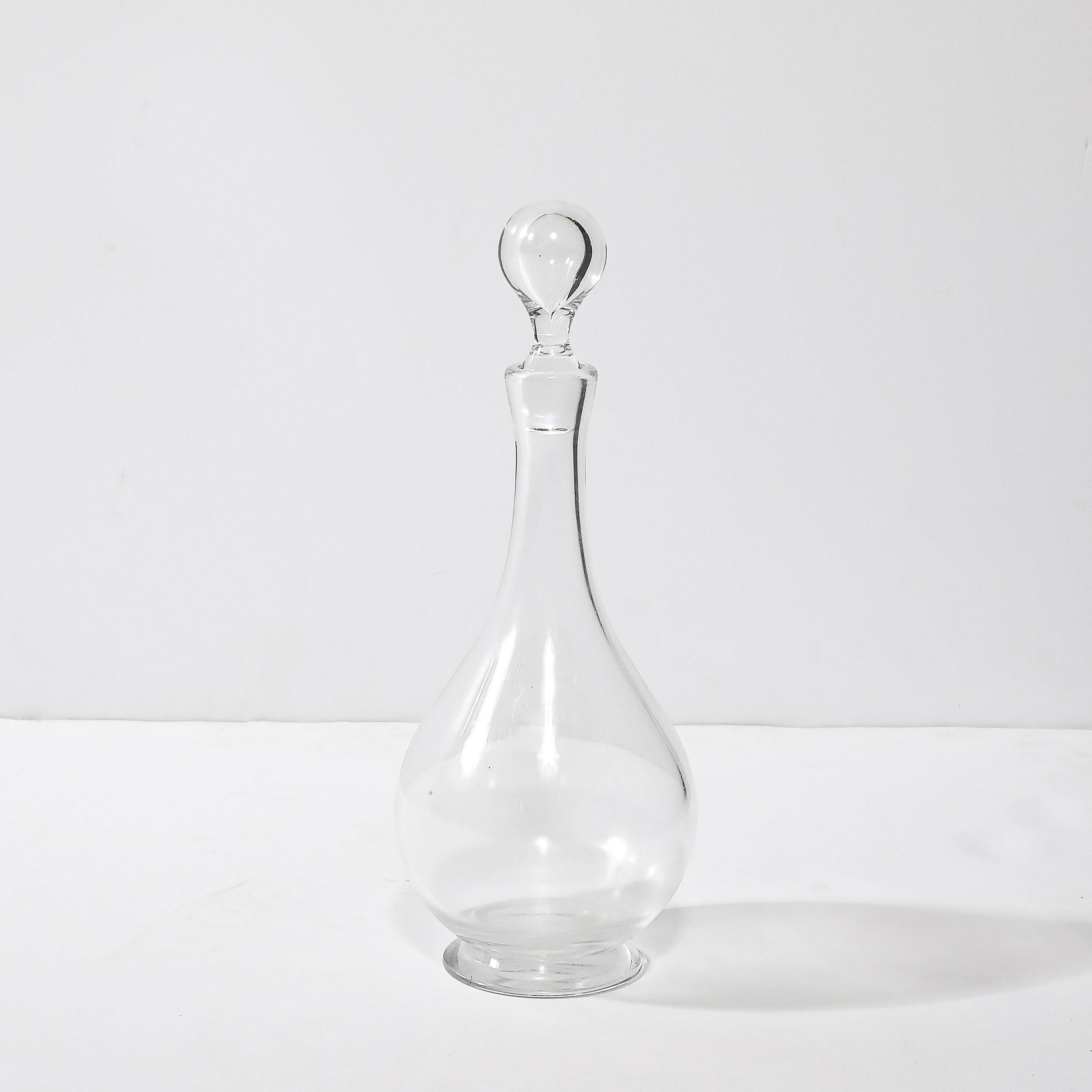 Decantador de cristal con forma de gota modernista de mediados de siglo firmado por Baccarat Francés en venta