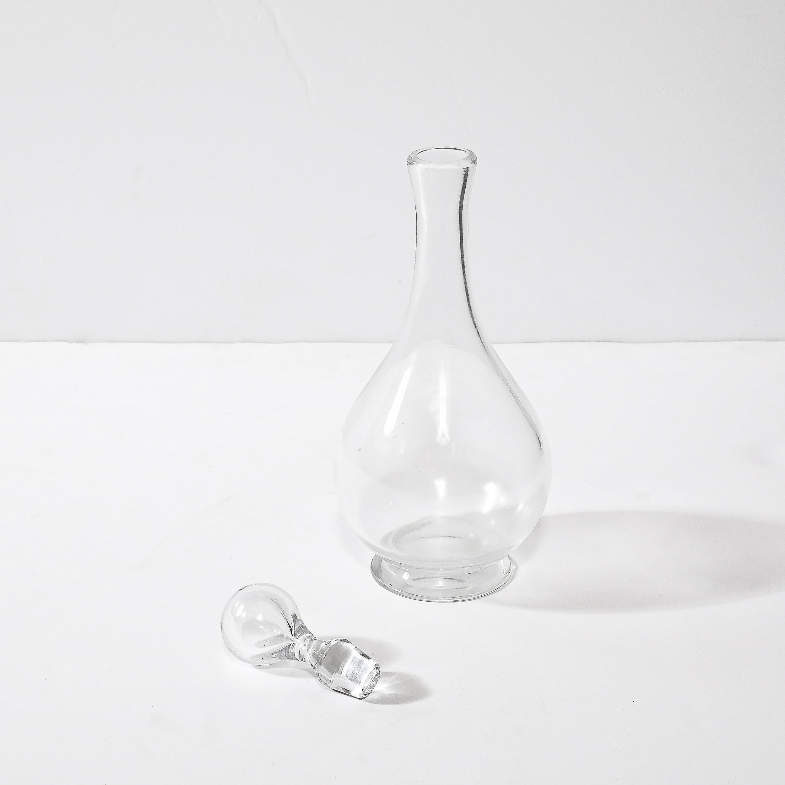 Decantador de cristal con forma de gota modernista de mediados de siglo firmado por Baccarat en Excelente estado para la venta en New York, NY