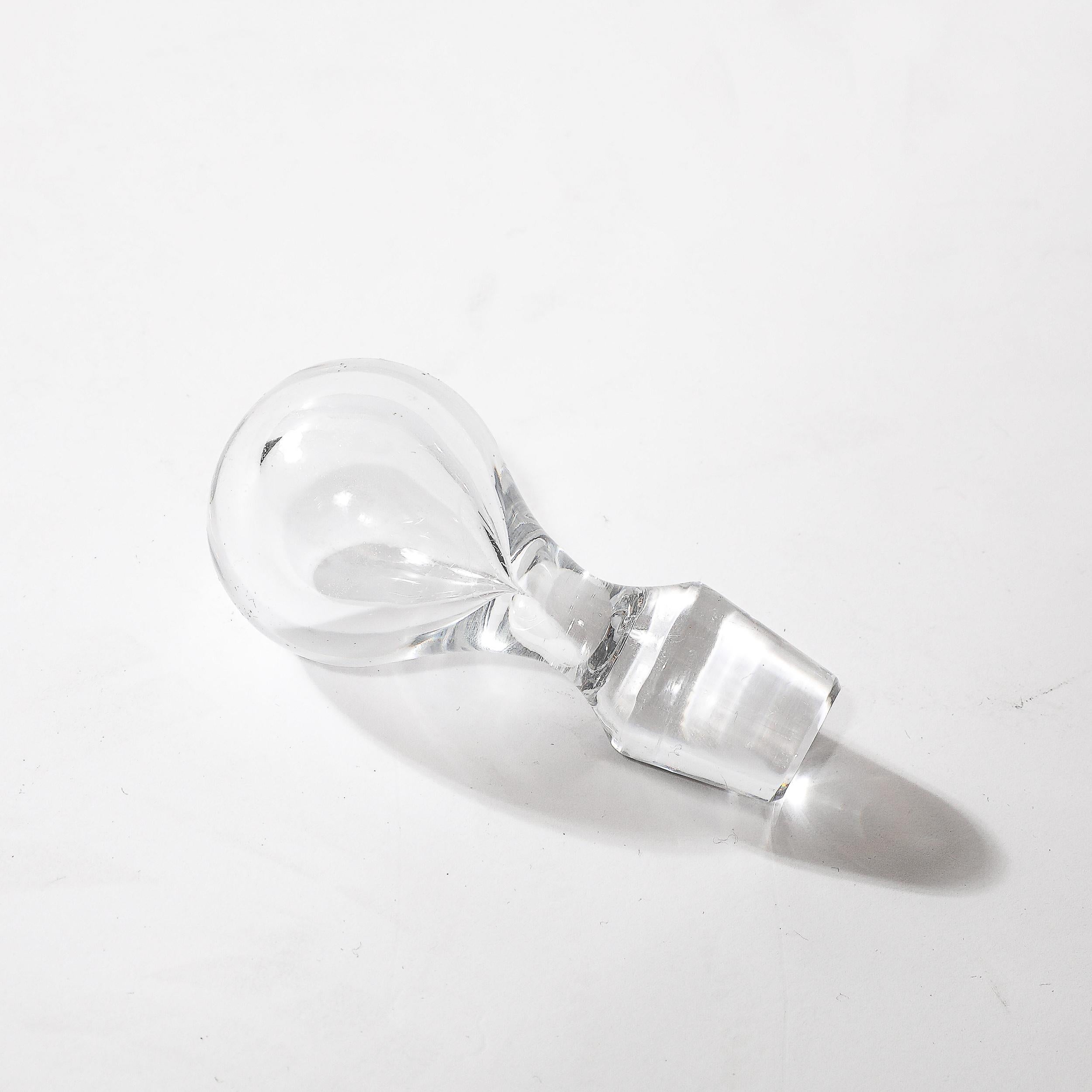 Decantador de cristal con forma de gota modernista de mediados de siglo firmado por Baccarat mediados del siglo XX en venta
