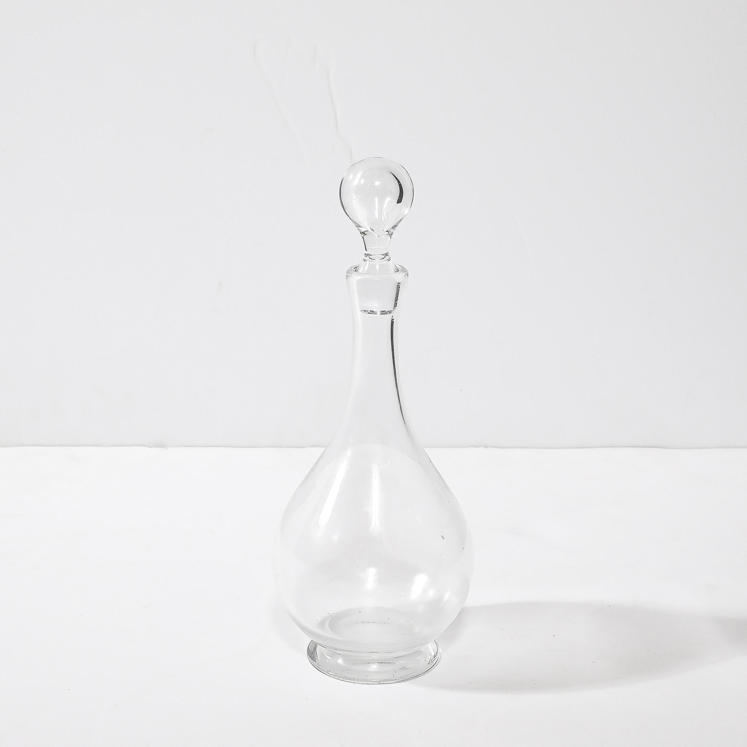 Decantador de cristal con forma de gota modernista de mediados de siglo firmado por Baccarat Cristal en venta