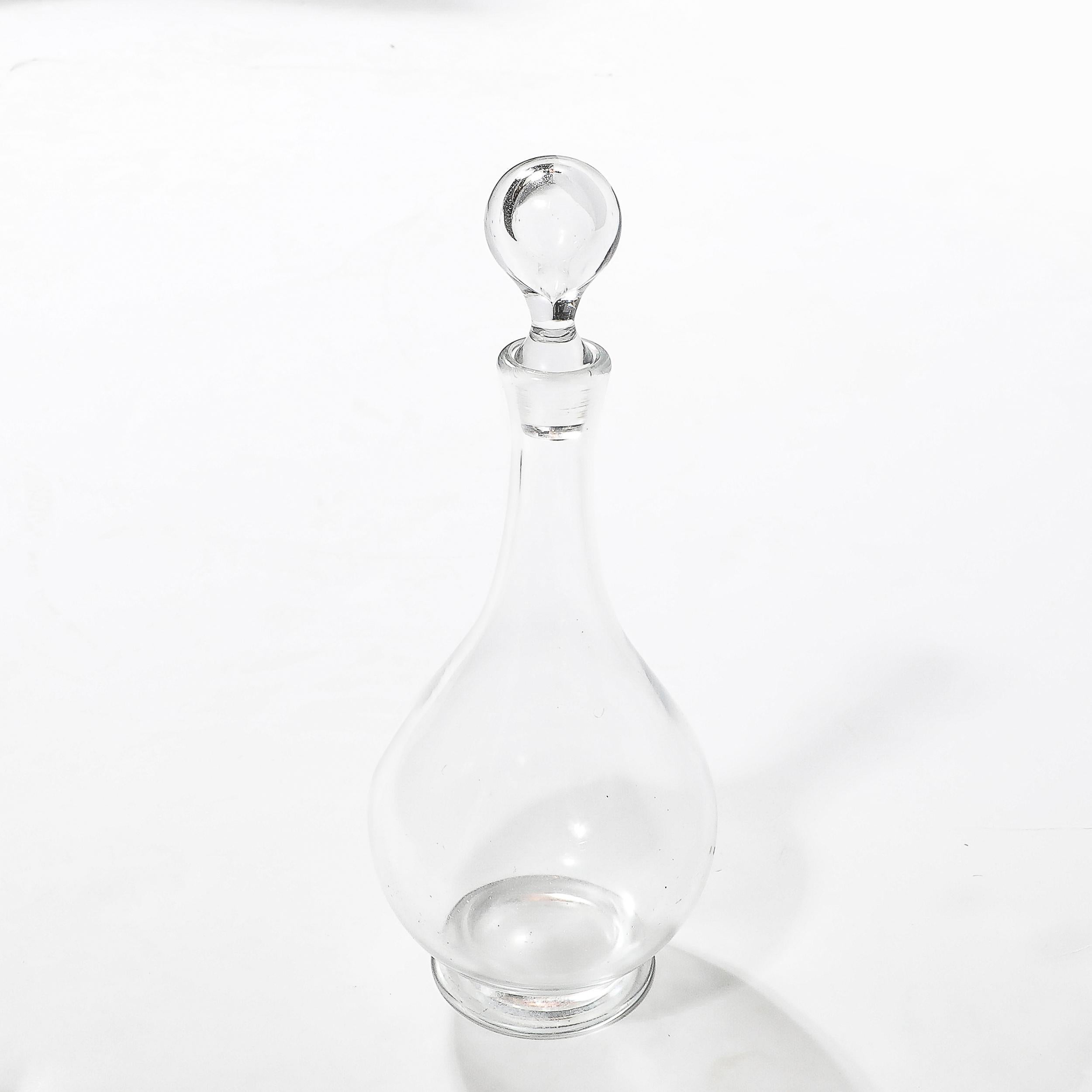 Decantador de cristal con forma de gota modernista de mediados de siglo firmado por Baccarat en venta 1