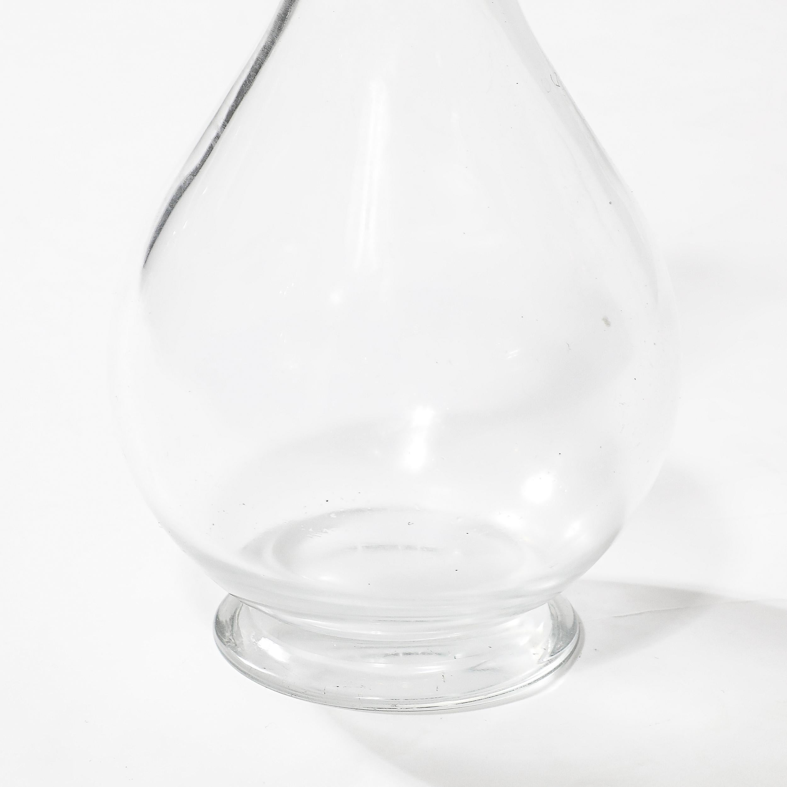 Decantador de cristal con forma de gota modernista de mediados de siglo firmado por Baccarat en venta 2