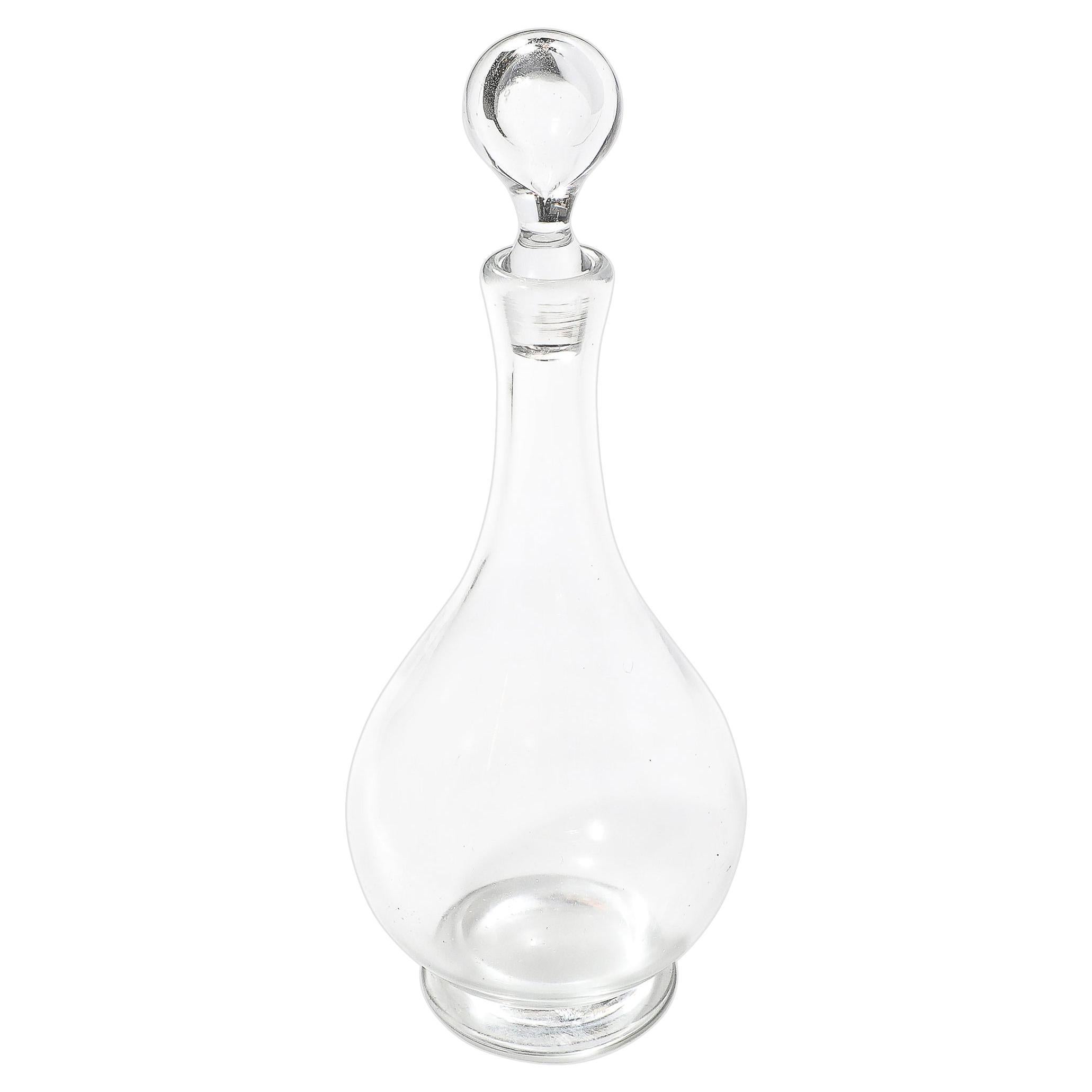 Decantador de cristal con forma de gota modernista de mediados de siglo firmado por Baccarat en venta