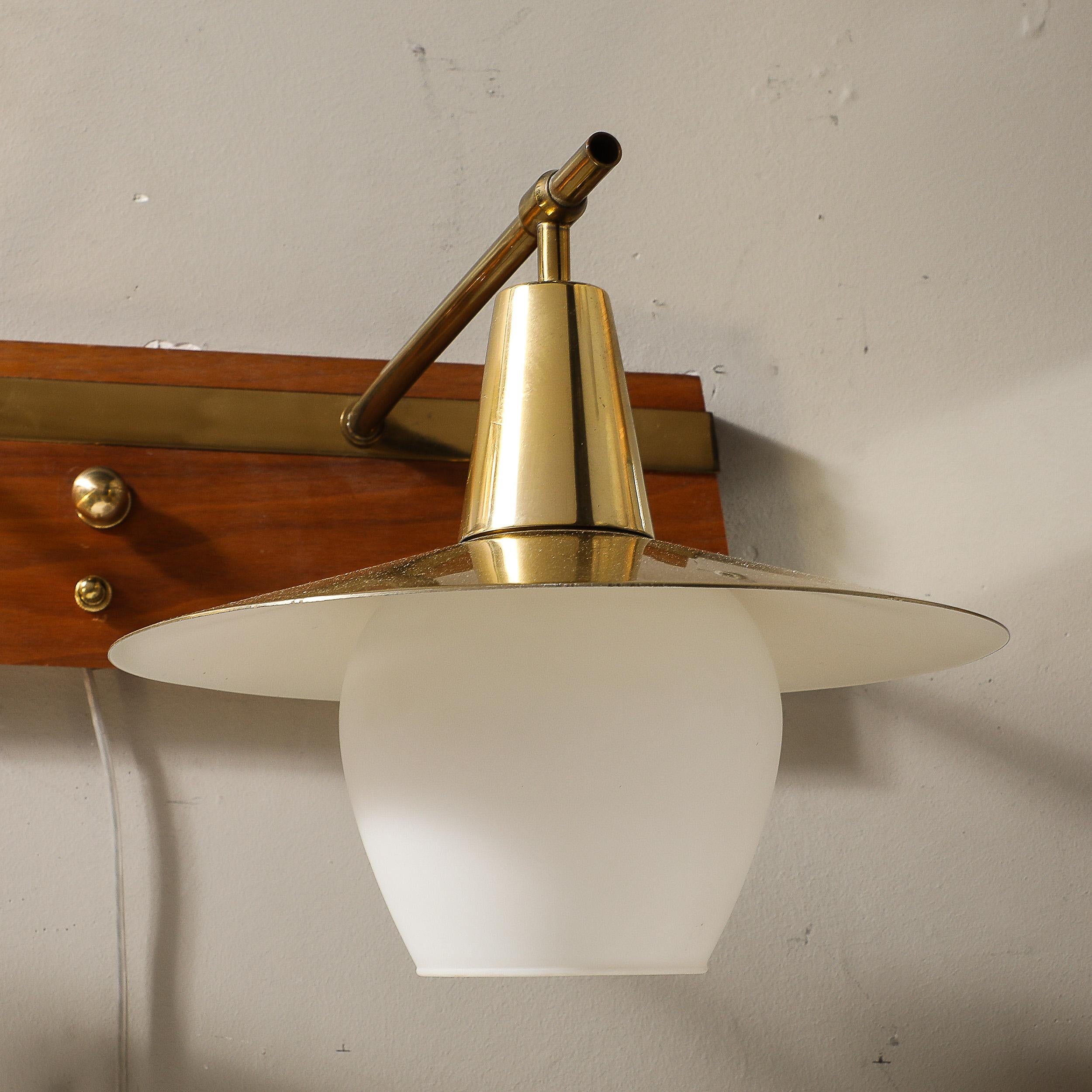 Applique moderniste du milieu du siècle à deux têtes en laiton et verre dépoli sur bois de teck en vente 3