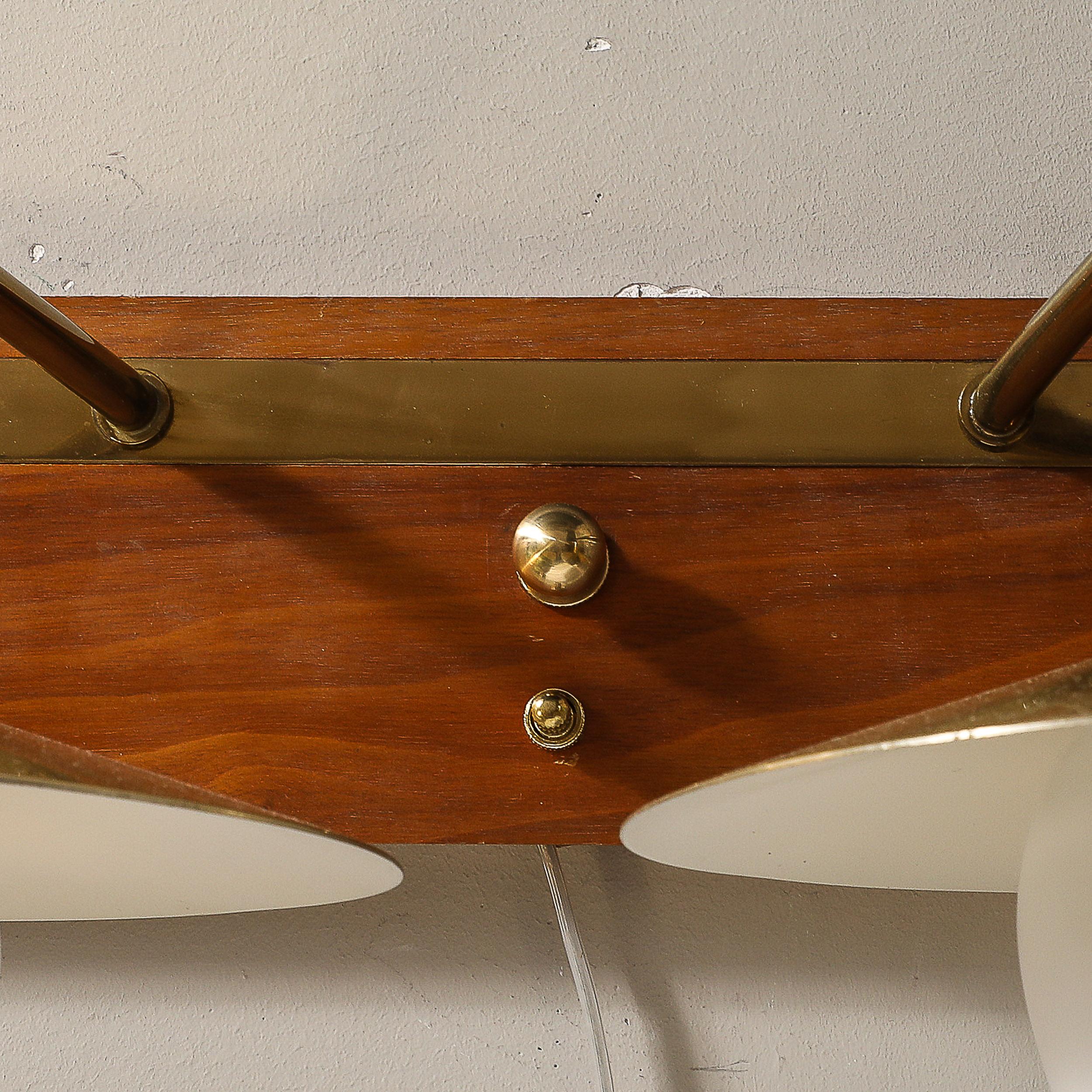 Applique moderniste du milieu du siècle à deux têtes en laiton et verre dépoli sur bois de teck en vente 4