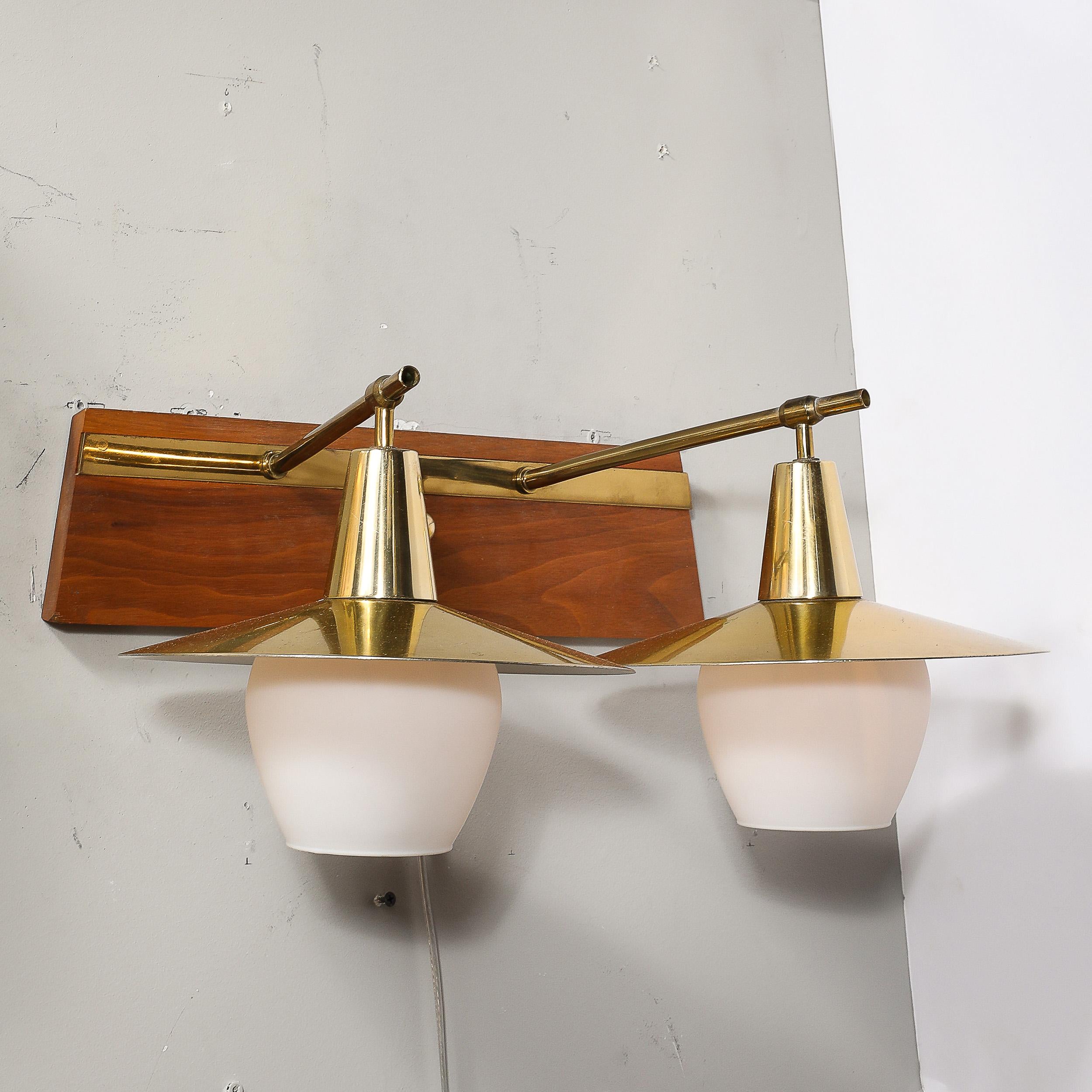 Mid-Century Modern Applique moderniste du milieu du siècle à deux têtes en laiton et verre dépoli sur bois de teck en vente