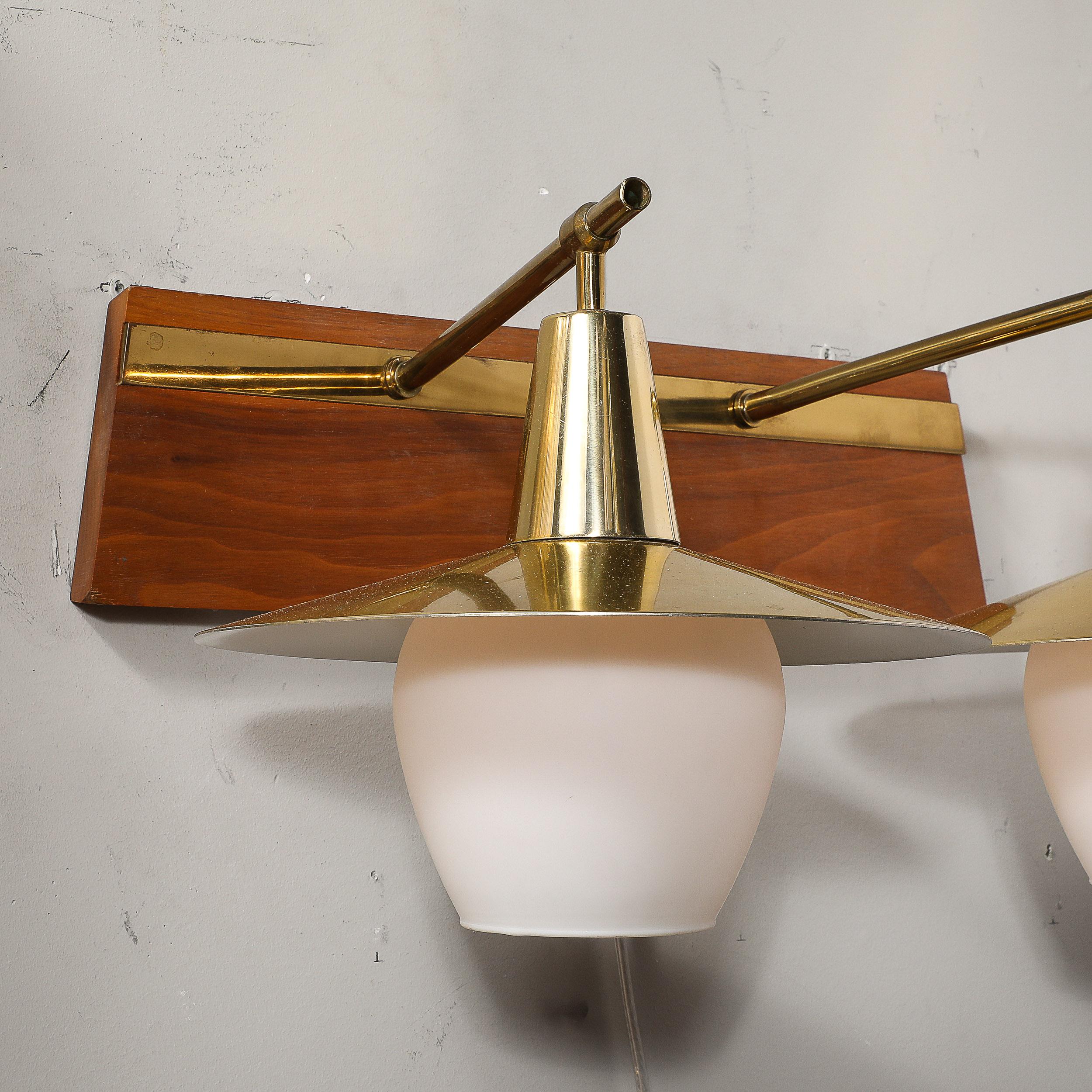 Danois Applique moderniste du milieu du siècle à deux têtes en laiton et verre dépoli sur bois de teck en vente