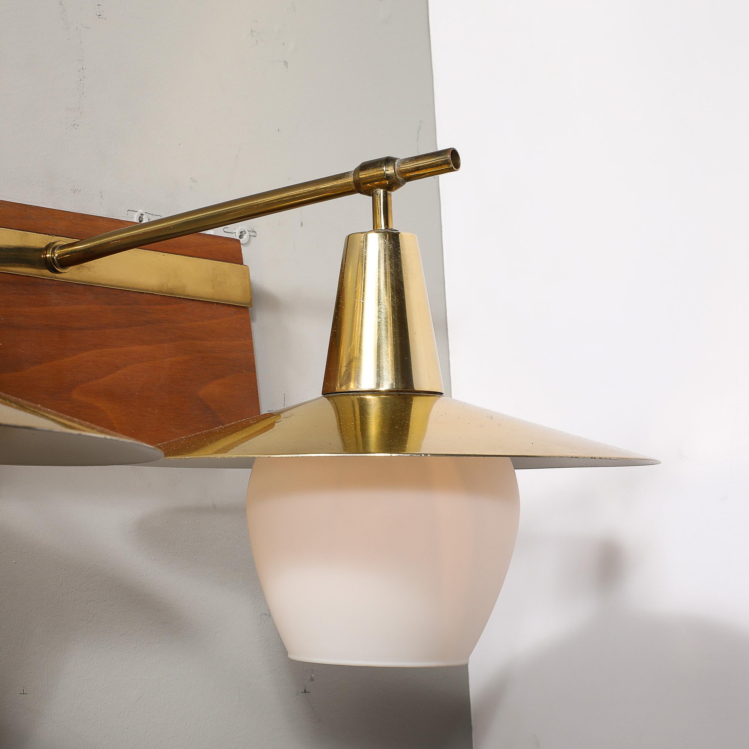 Applique moderniste du milieu du siècle à deux têtes en laiton et verre dépoli sur bois de teck Excellent état - En vente à New York, NY