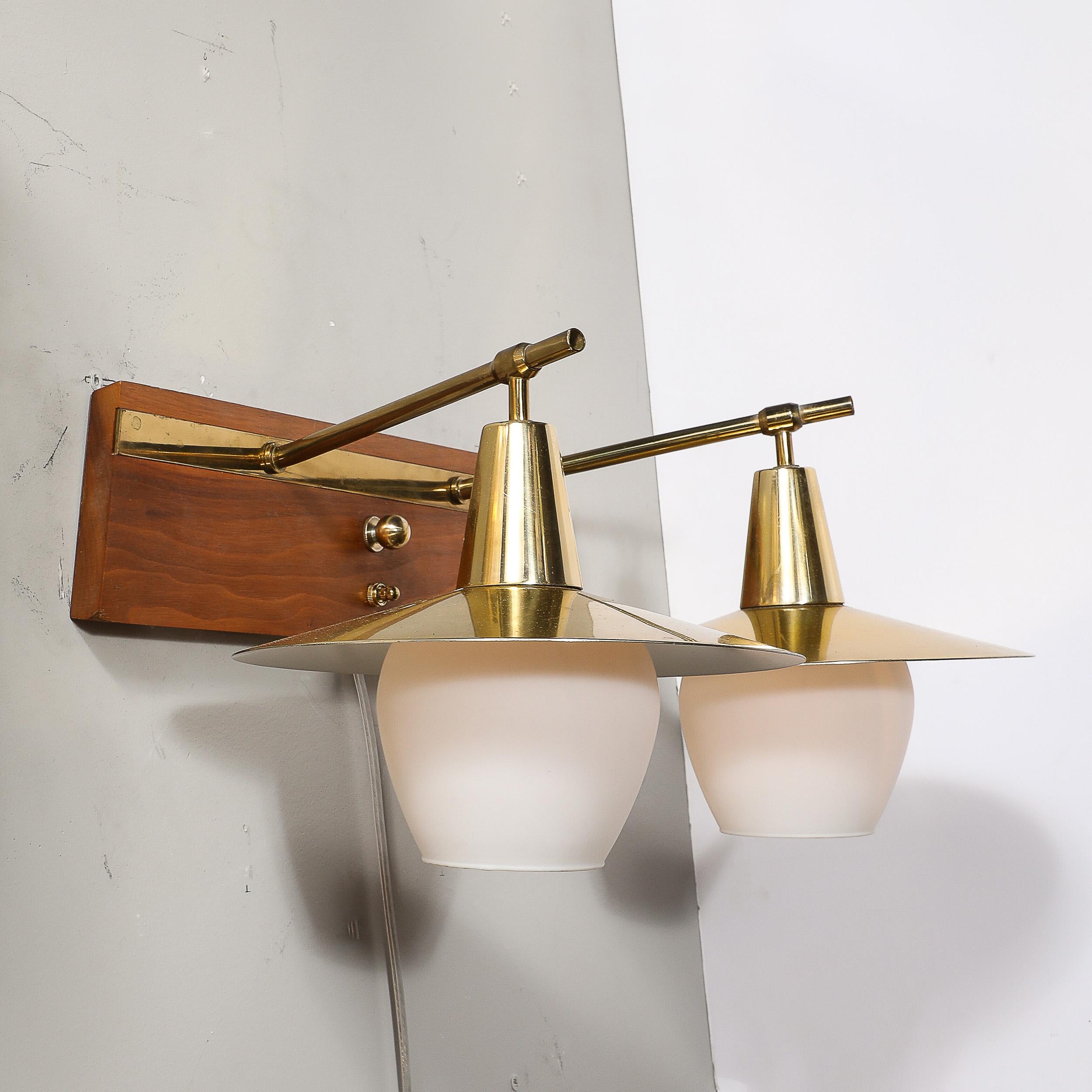 Milieu du XXe siècle Applique moderniste du milieu du siècle à deux têtes en laiton et verre dépoli sur bois de teck en vente