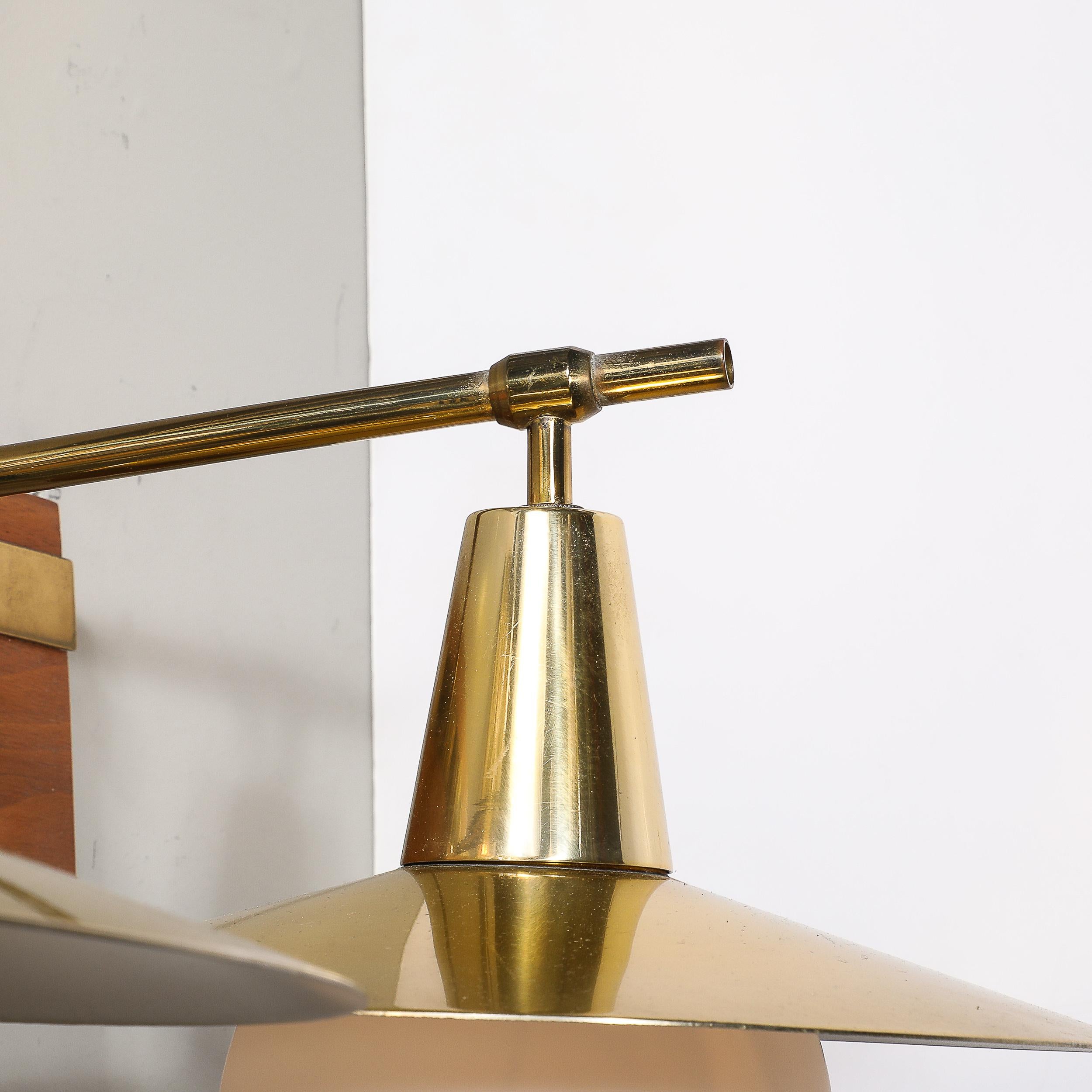 Laiton Applique moderniste du milieu du siècle à deux têtes en laiton et verre dépoli sur bois de teck en vente
