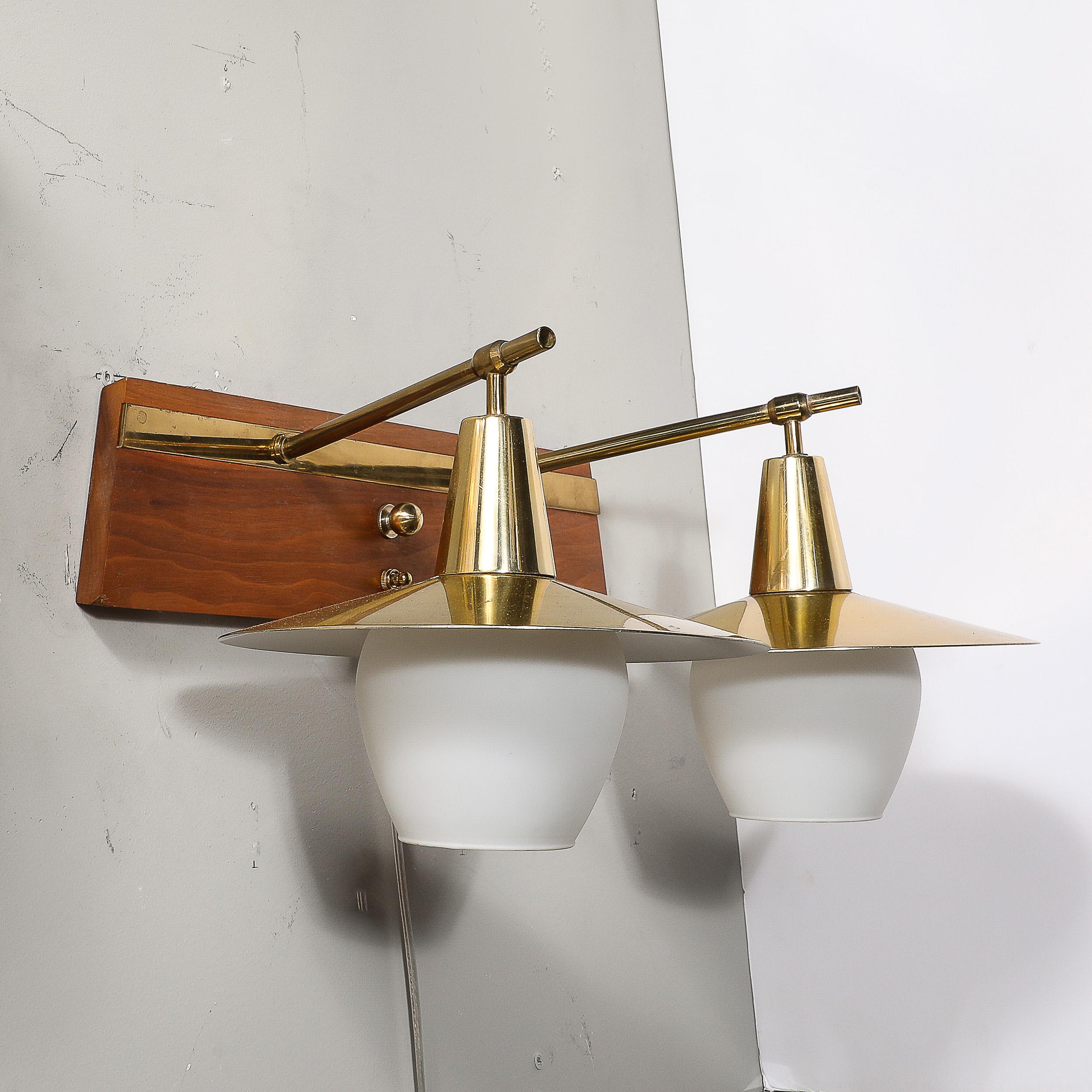 Applique moderniste du milieu du siècle à deux têtes en laiton et verre dépoli sur bois de teck en vente 1