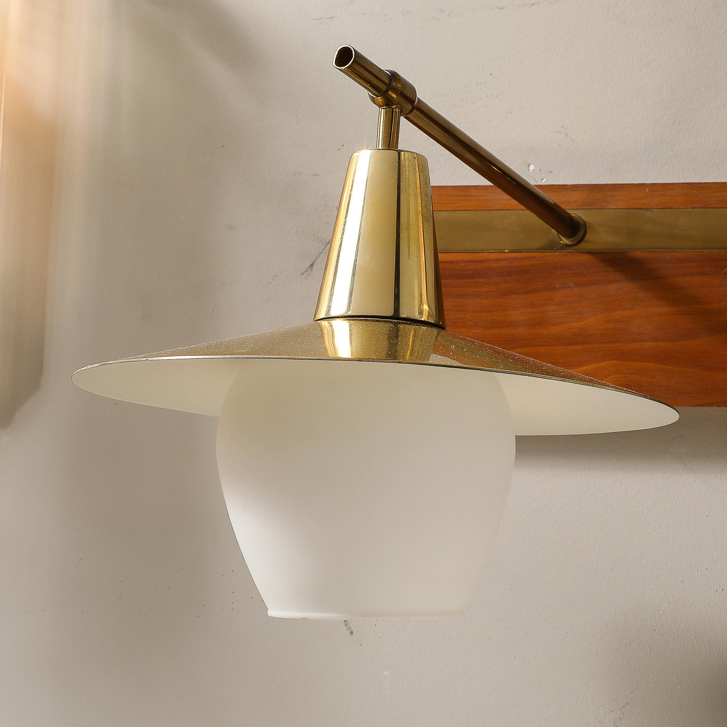 Applique moderniste du milieu du siècle à deux têtes en laiton et verre dépoli sur bois de teck en vente 2