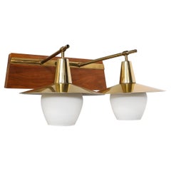 Mid-Century Modernist Dual-Kopf Messing & Milchglas Wandleuchter auf Teakholz
