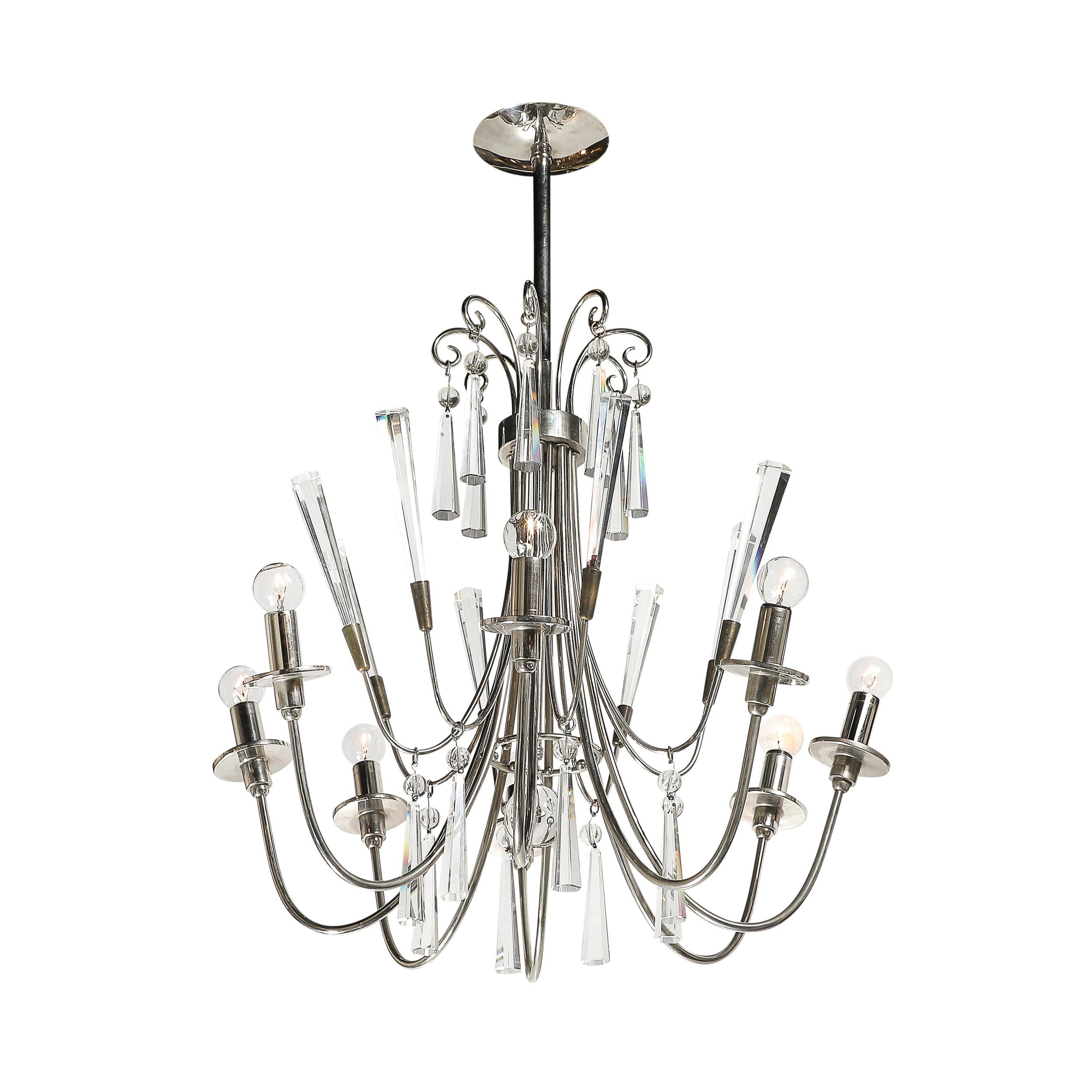 Questo splendido lampadario del Mid-Century Modernist incarna l'eleganza e la raffinatezza geometrica del design della metà del XX secolo. Realizzato in Germania, il lampadario presenta una graziosa struttura curva a otto bracci, sapientemente