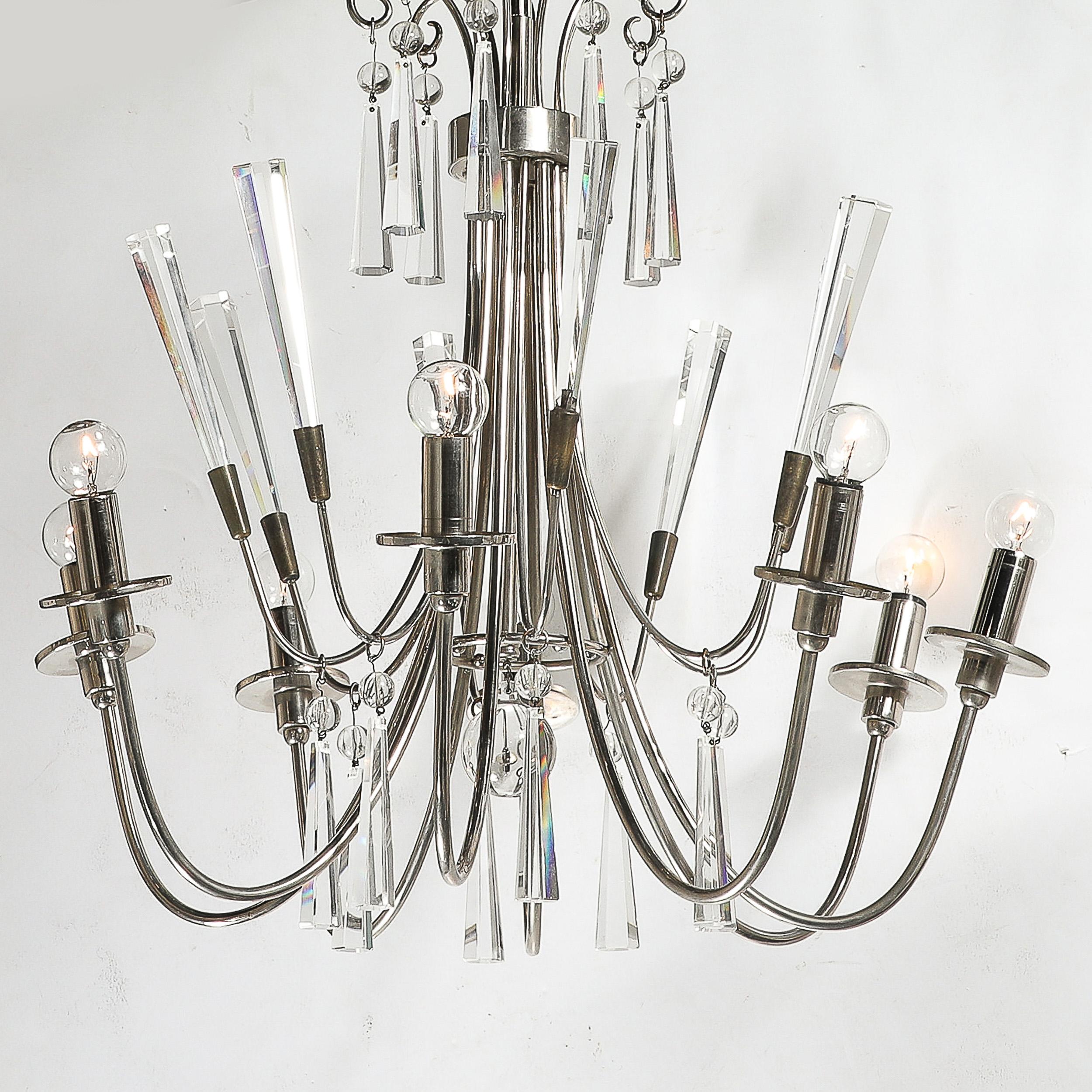 XX secolo Lampadario a otto bracci in cristallo tagliato e nichel lucido in stile Mid-Century Modernist in vendita