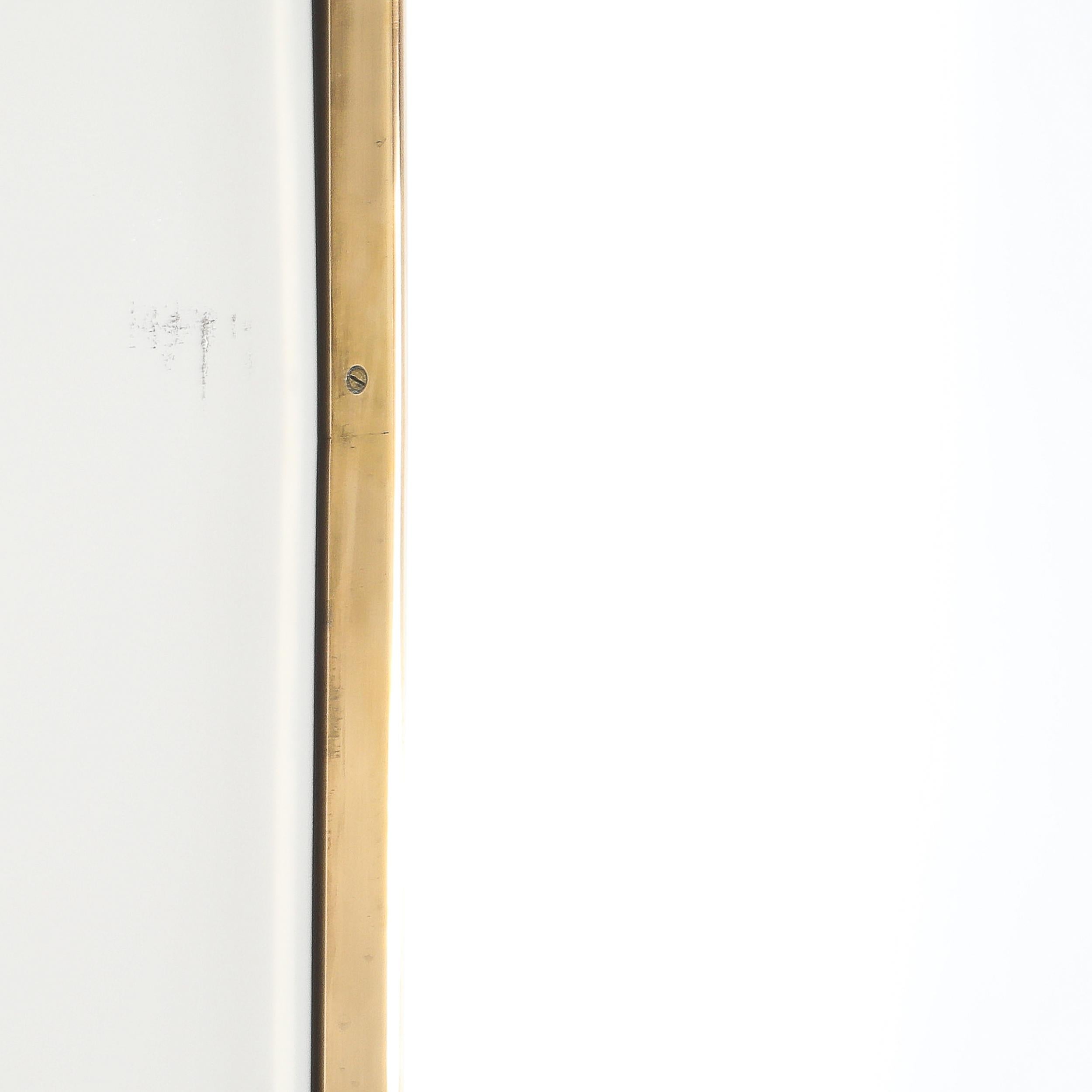 Specchio modernista di metà secolo, allungato e avvolto in ottone con dettagli curvilinei in alto in vendita 3