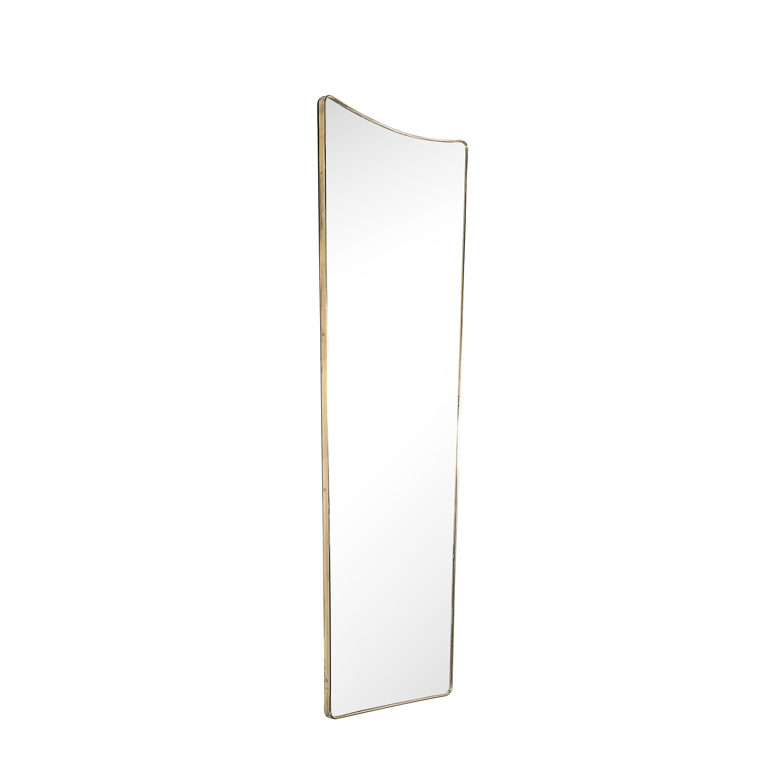 Questo squisito specchio Mid-Century Modern, meticolosamente realizzato in Italia intorno al 1950, presenta un design elegante e understated tipico del dopoguerra. Questo specchio si distingue per la sua silhouette allungata e i dettagli curvi della