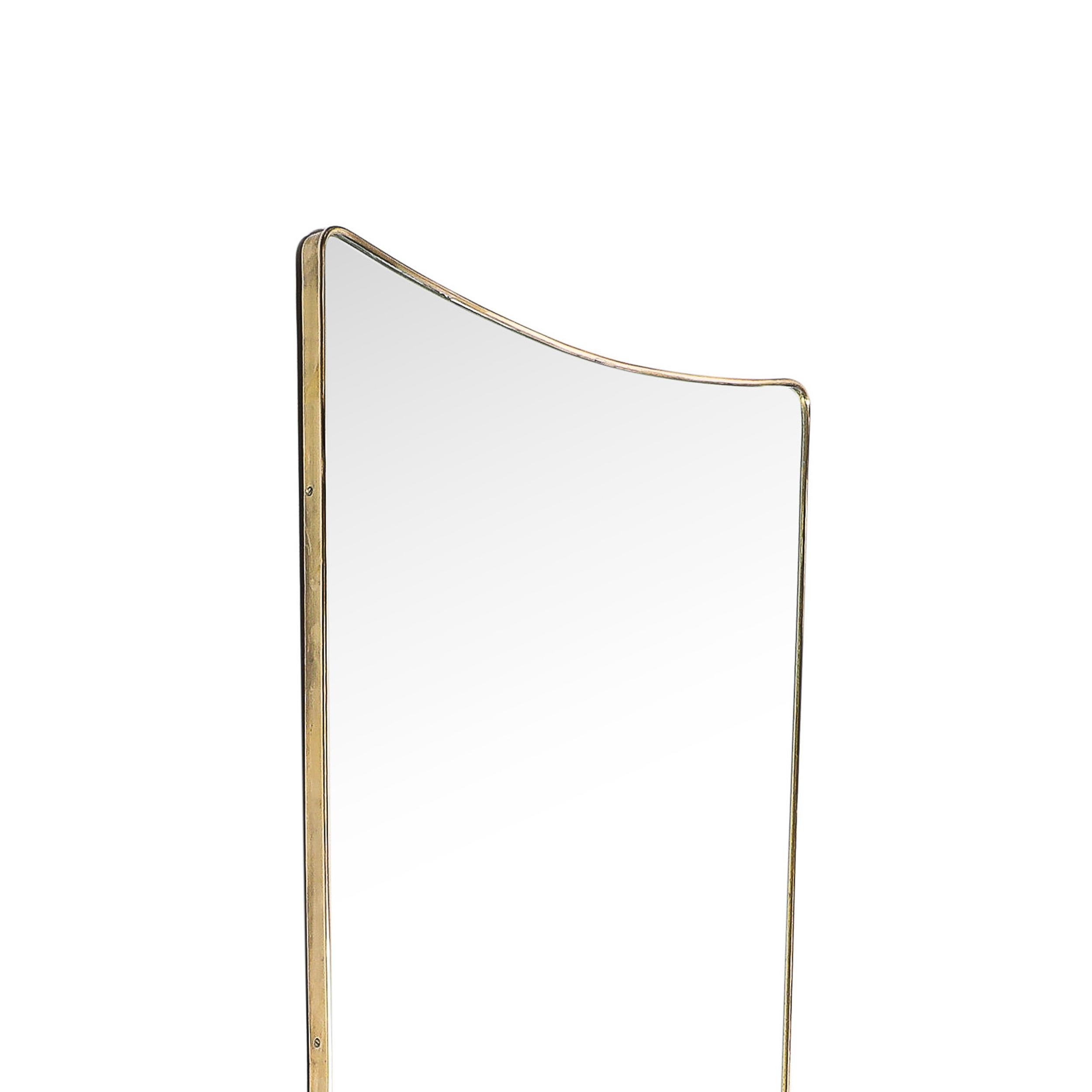 Mid-Century moderno Specchio modernista di metà secolo, allungato e avvolto in ottone con dettagli curvilinei in alto in vendita