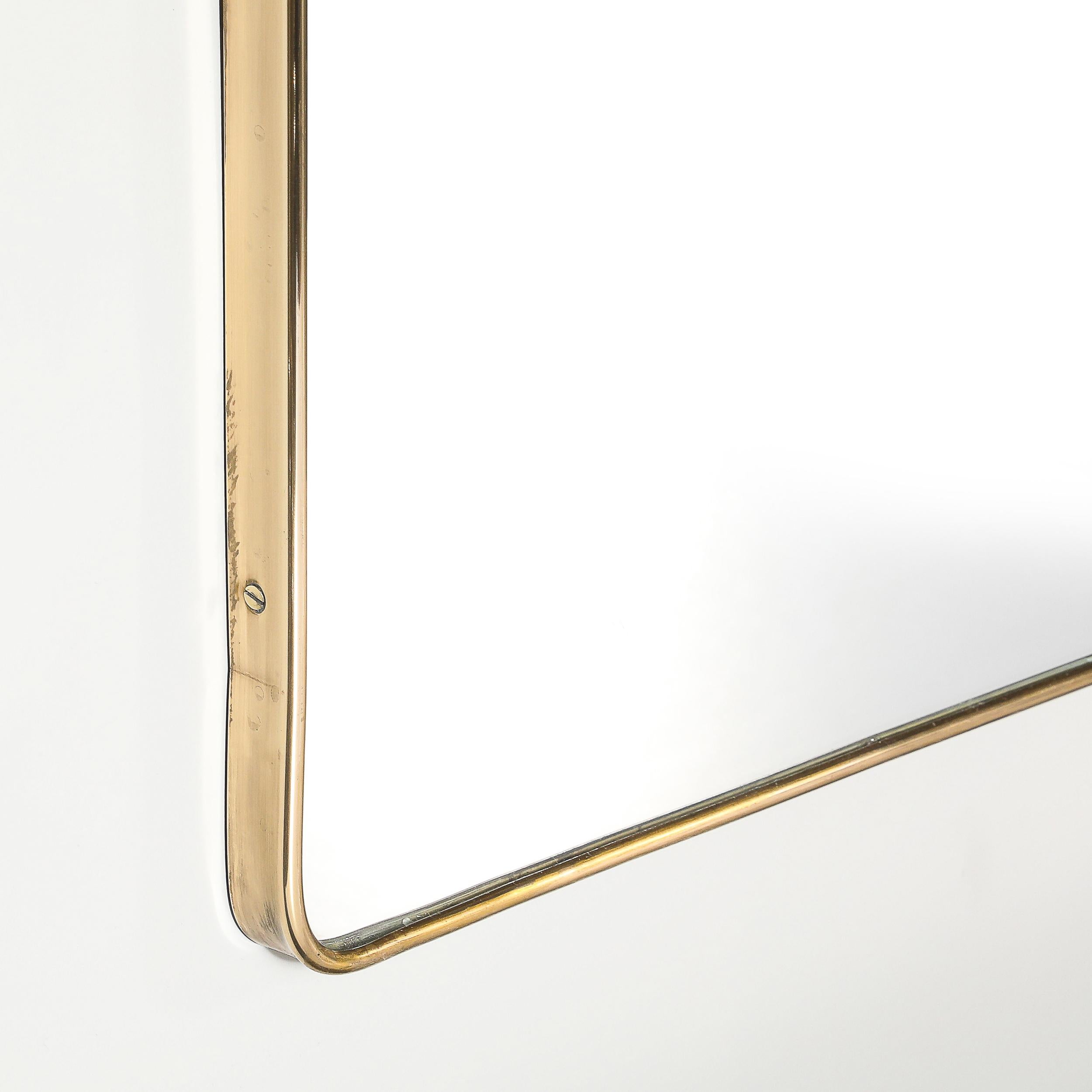 Specchio modernista di metà secolo, allungato e avvolto in ottone con dettagli curvilinei in alto In condizioni ottime in vendita a New York, NY