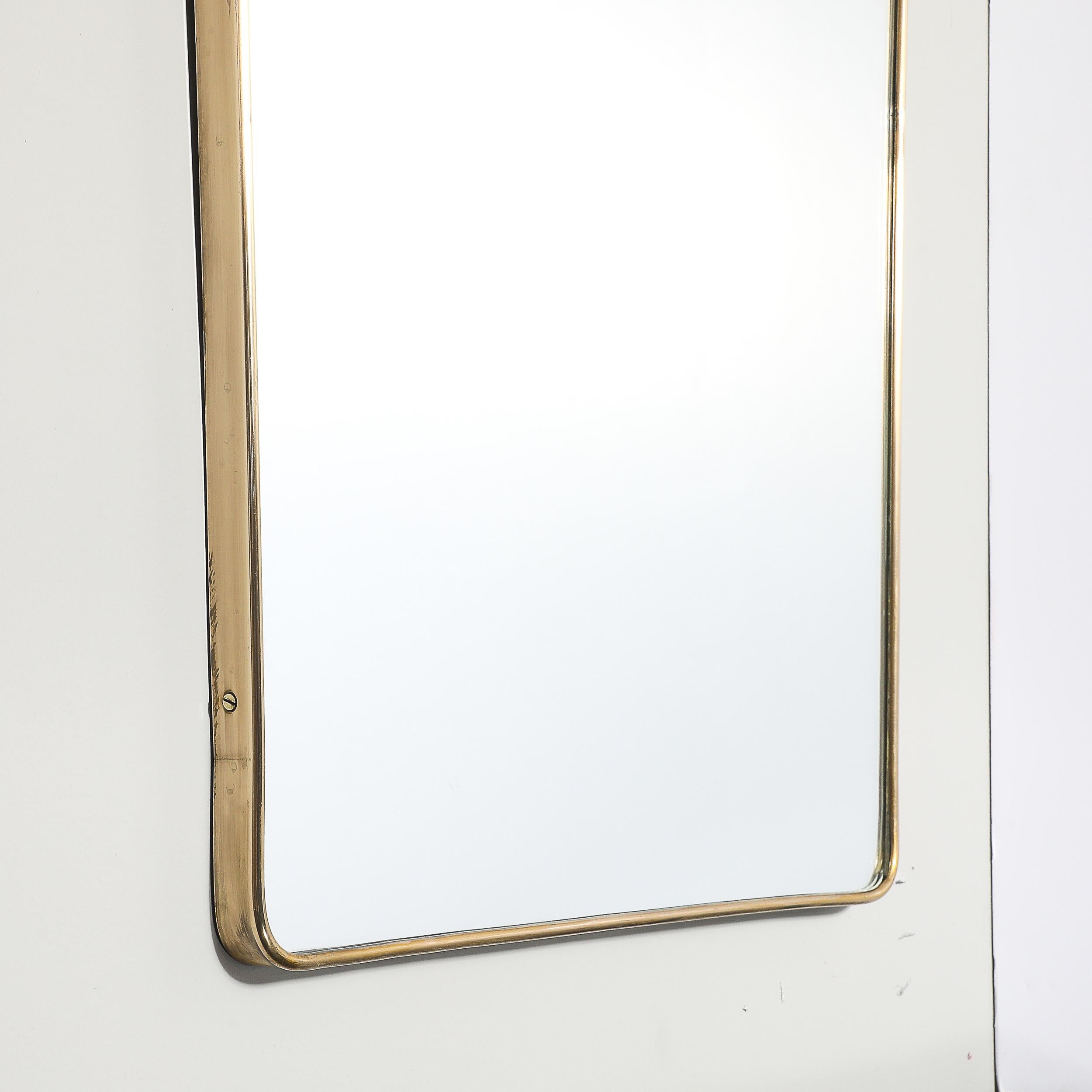 Ottone Specchio modernista di metà secolo, allungato e avvolto in ottone con dettagli curvilinei in alto in vendita