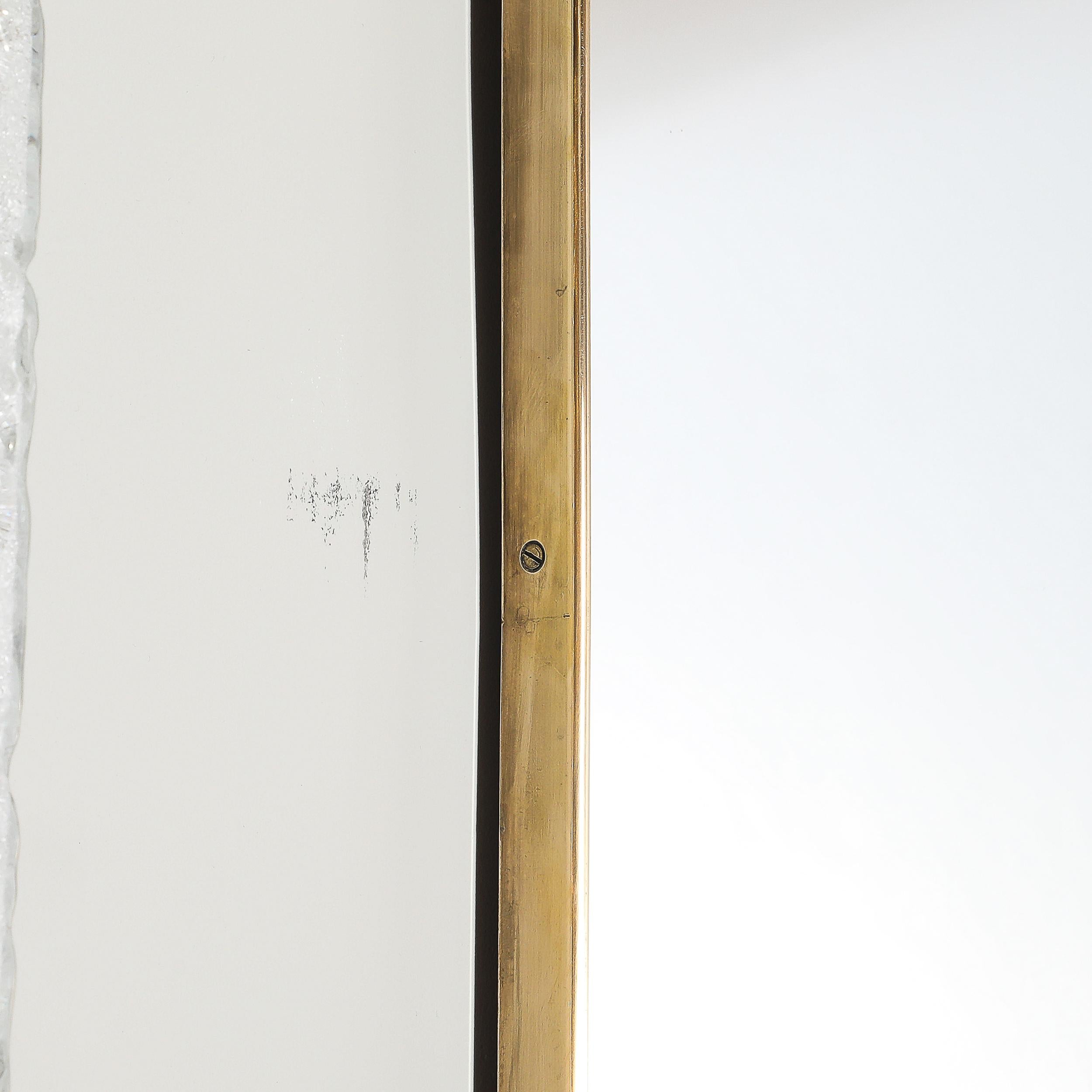 Specchio modernista di metà secolo, allungato e avvolto in ottone con dettagli curvilinei in alto in vendita 1