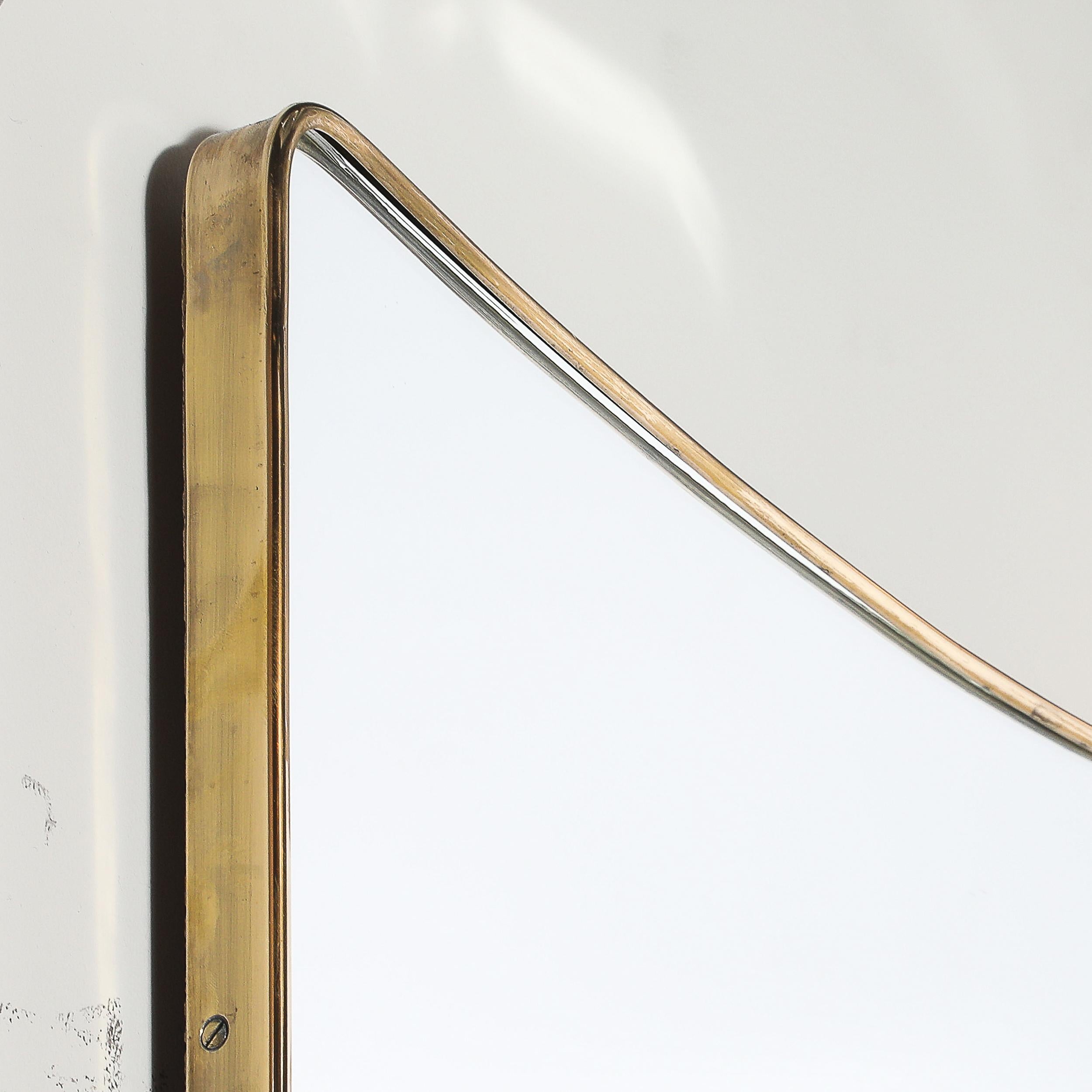 Specchio modernista di metà secolo, allungato e avvolto in ottone con dettagli curvilinei in alto in vendita 2