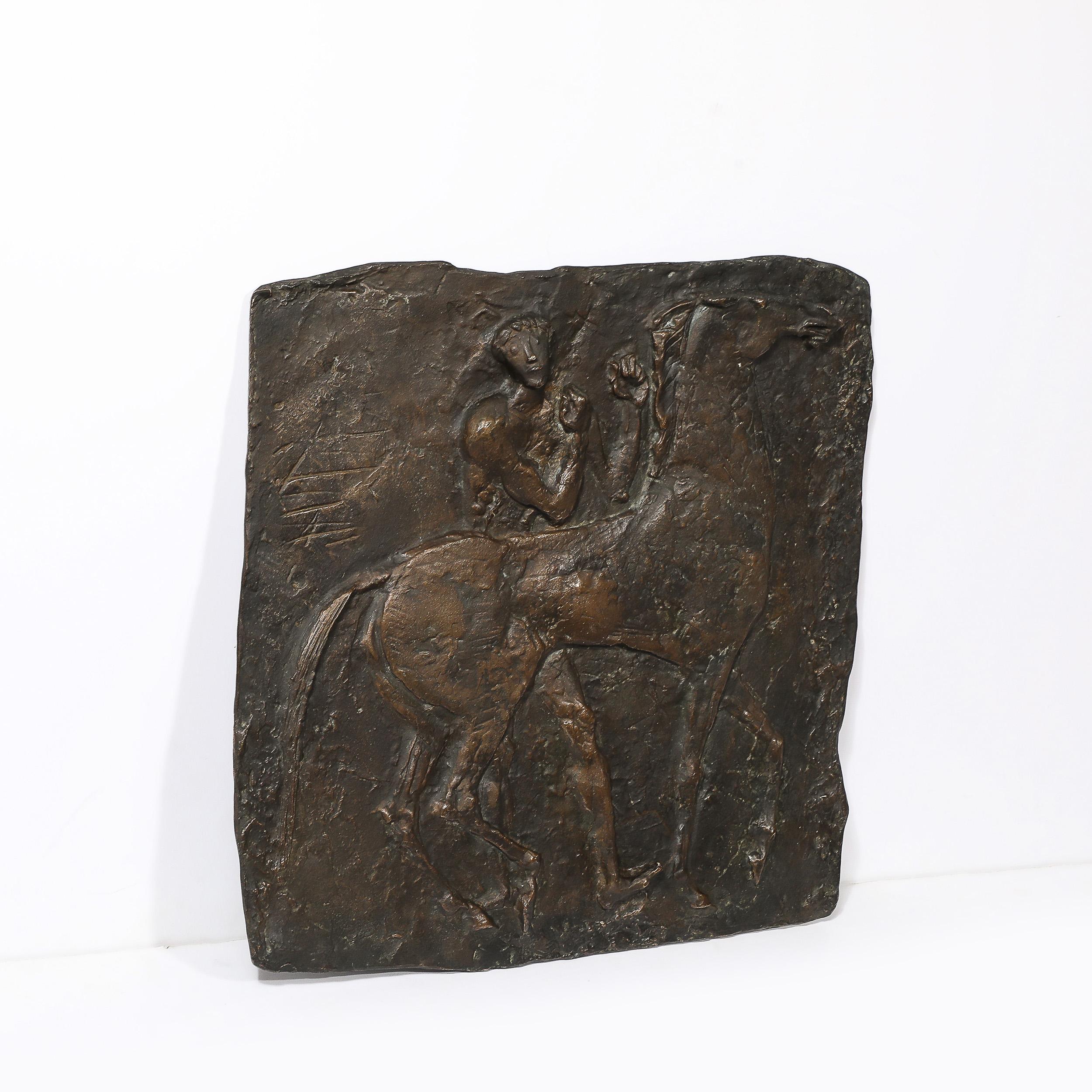 Questa splendida targa equestre modernista di metà secolo firmata Franz Mikorey proviene dalla Germania, C.C. 1978. Questo pezzo presenta un formato irregolare in bronzo massiccio con uno splendido rilievo scultoreo che raffigura un cavallo in piedi